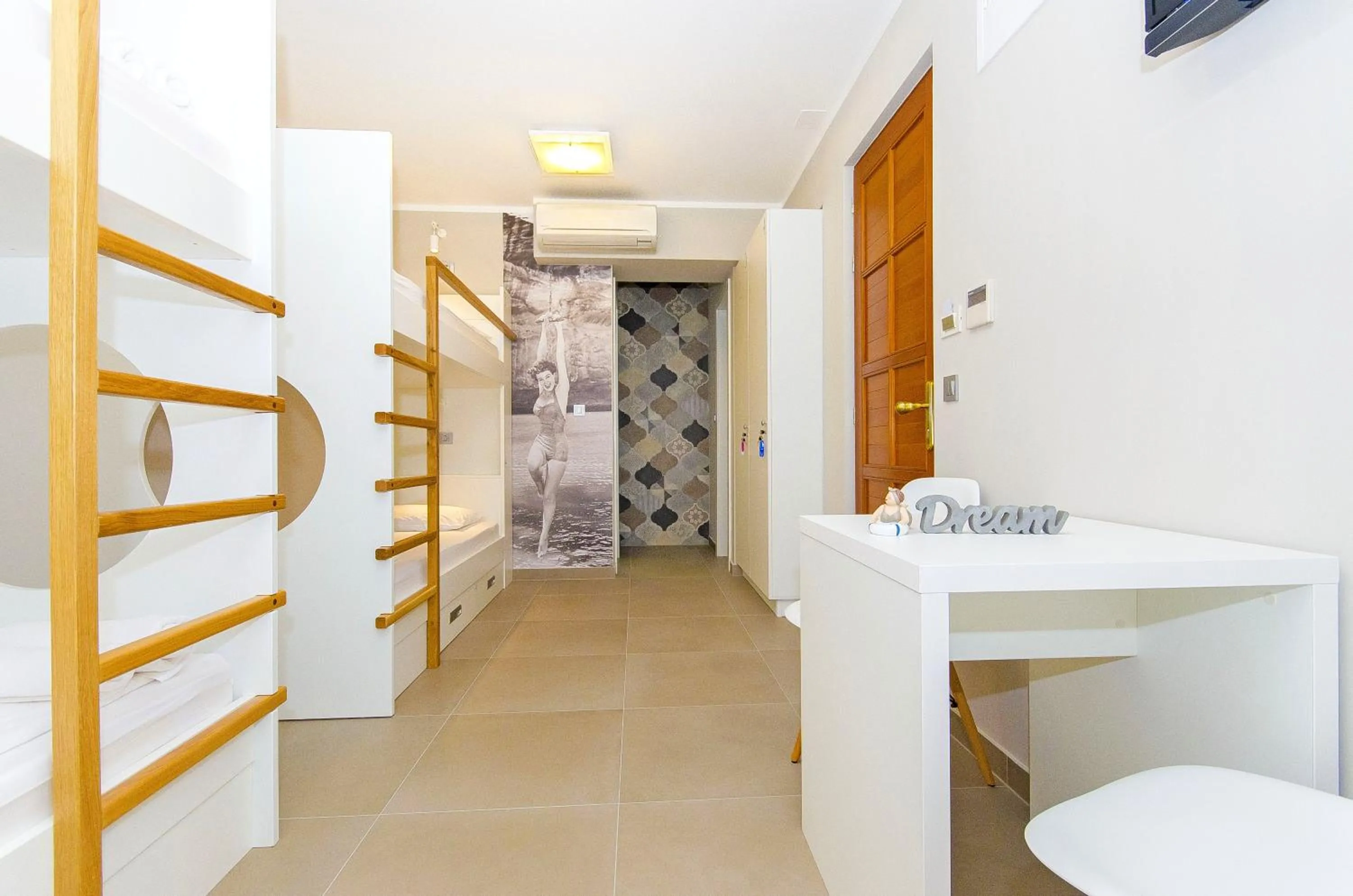 Bed in 4-Bed Dormitory Room with Private Bathroom in Hostel Dvor