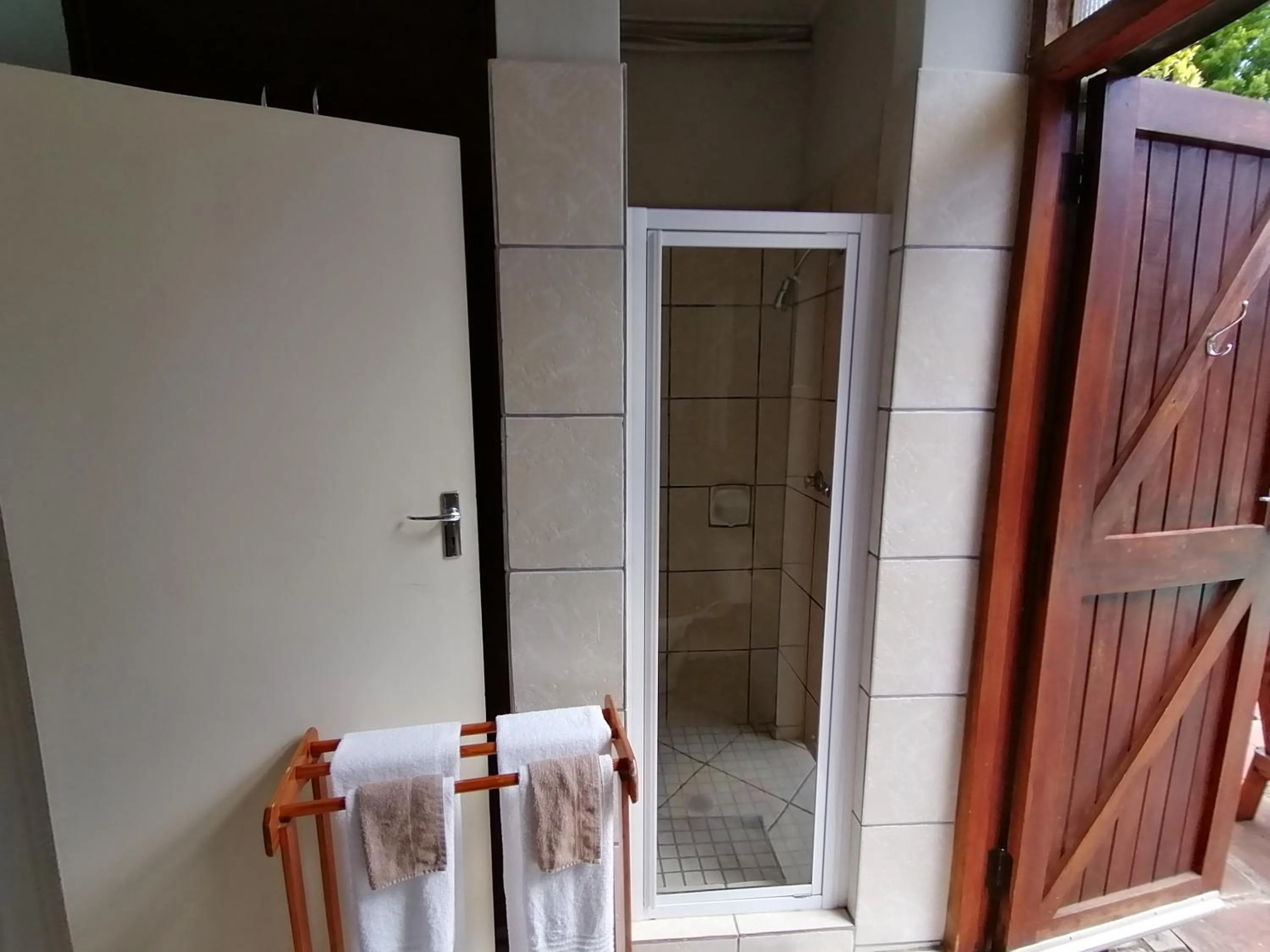 Bathroom in Aanhuizen Guest House