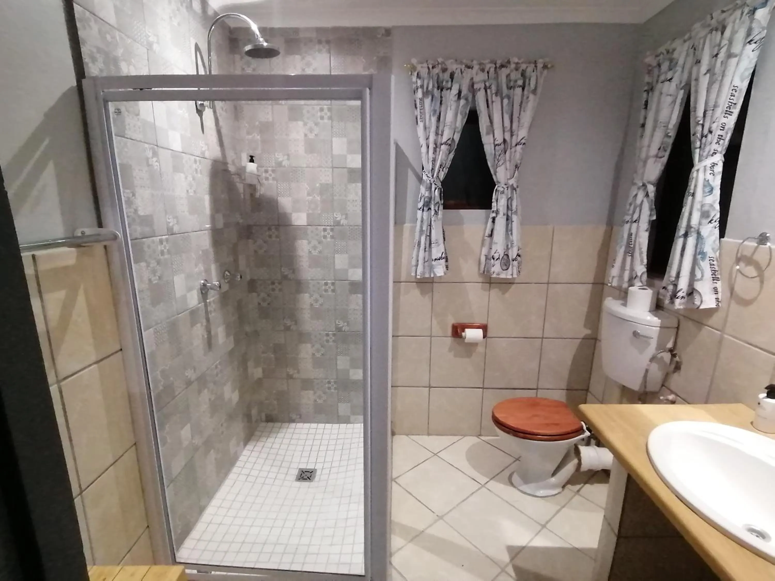 Bathroom in Aanhuizen Guest House