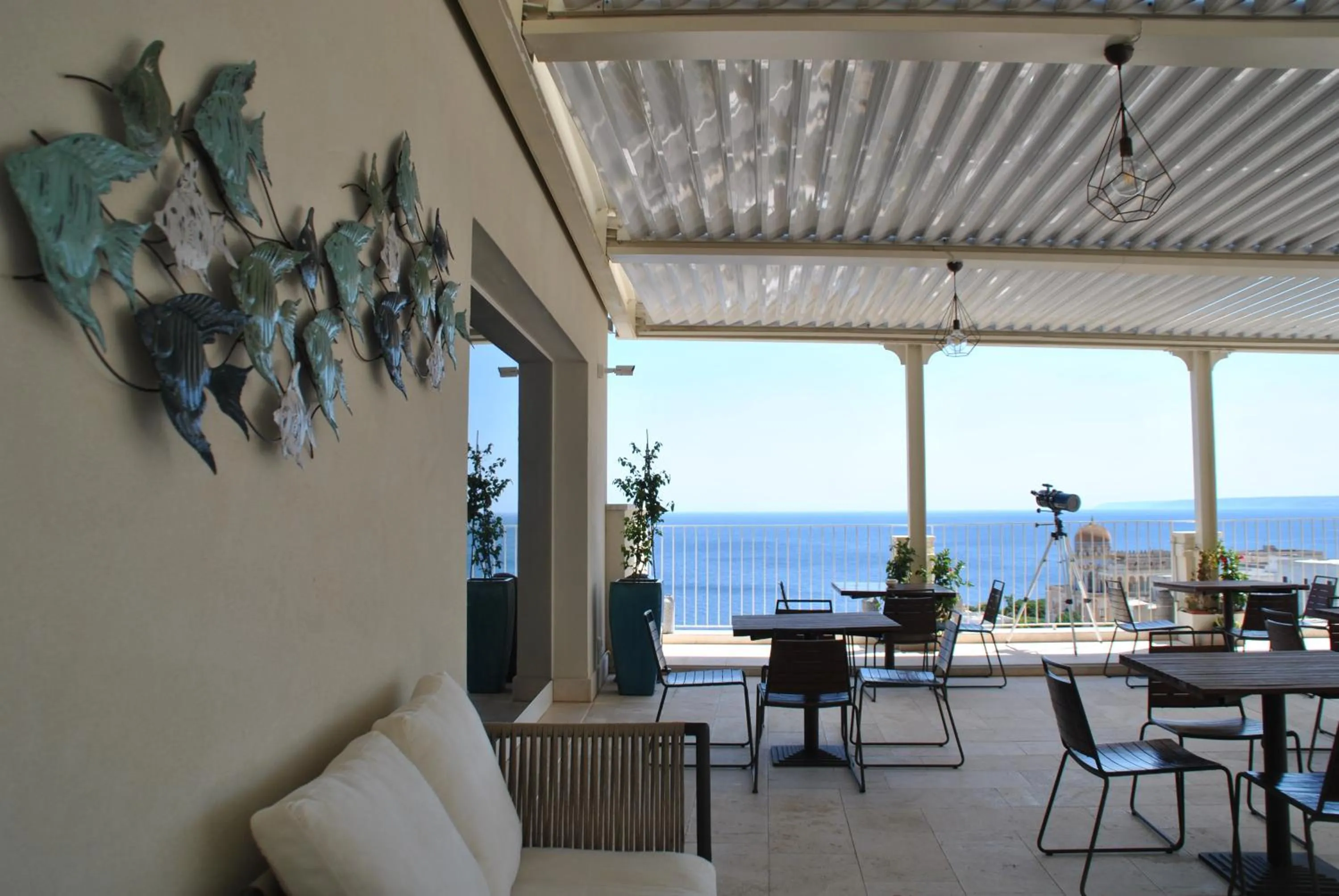 Sea view in Est hotel