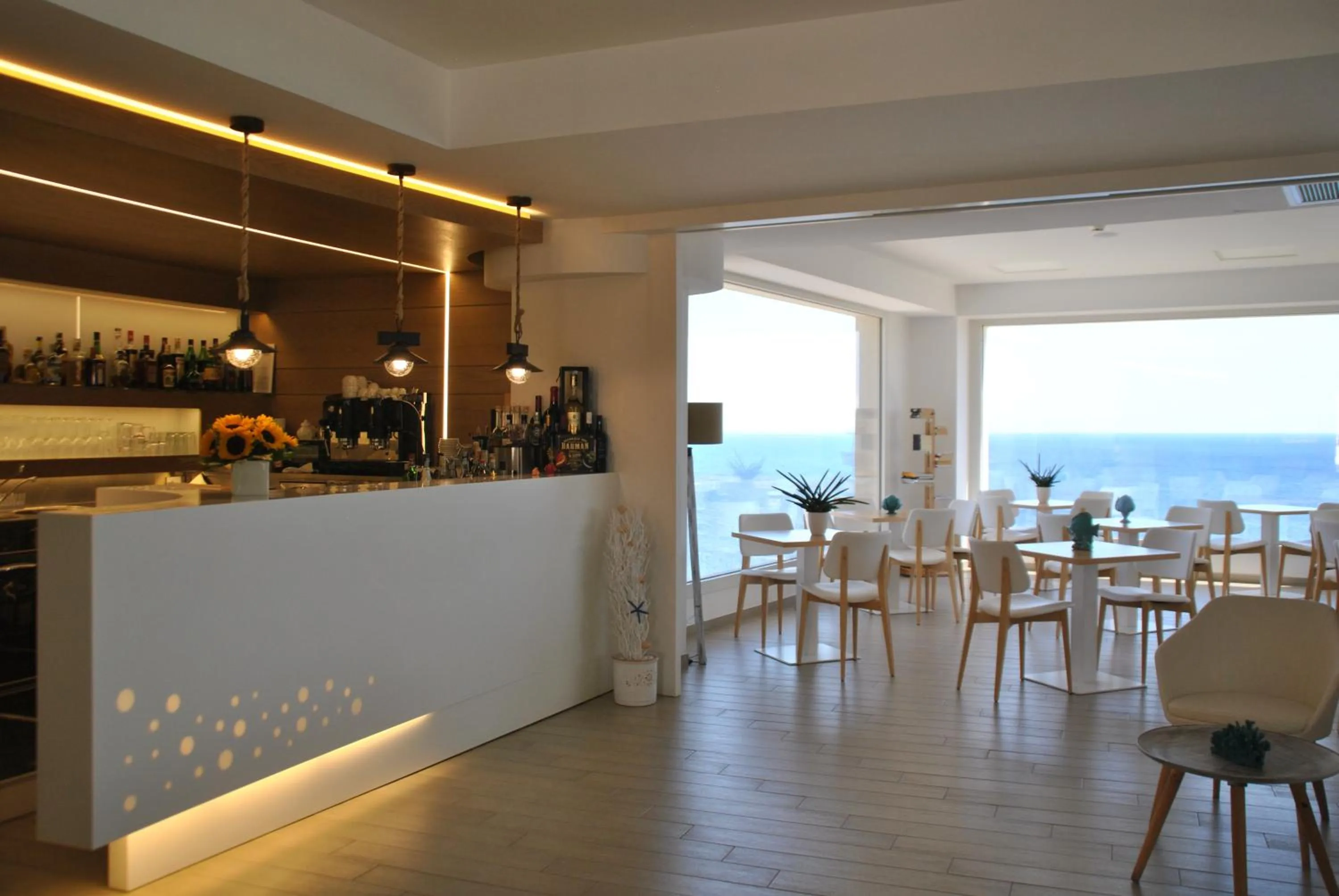 Restaurant/places to eat in Est hotel