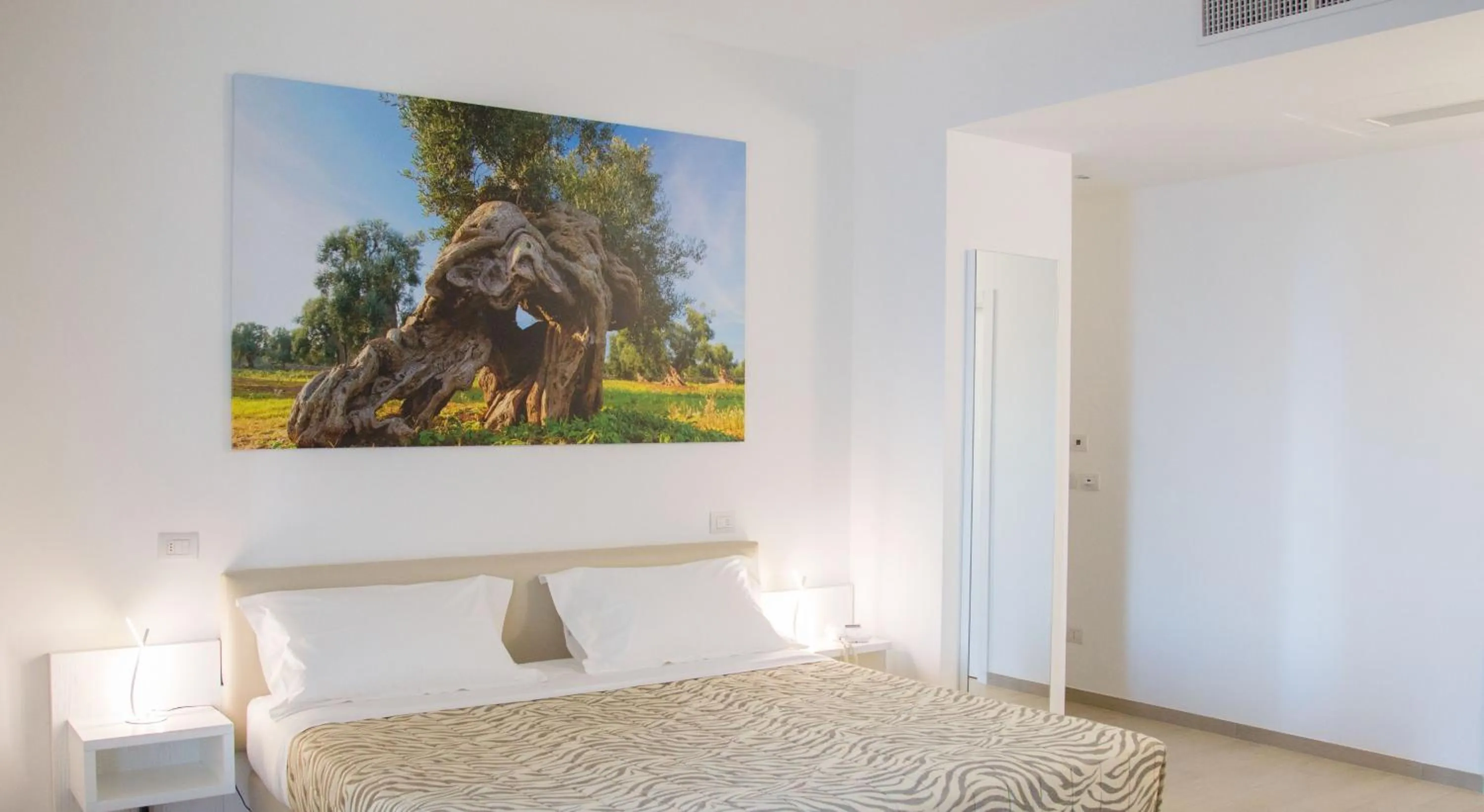 Photo of the whole room, Bed in Est hotel