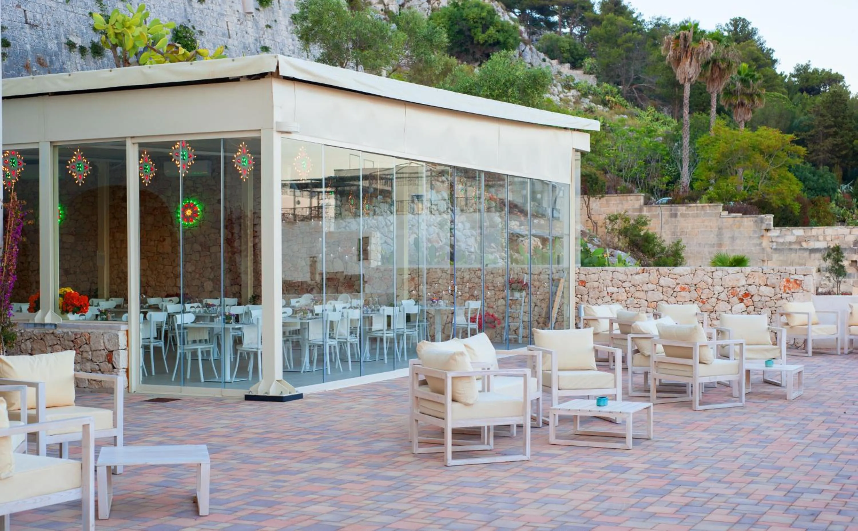 Restaurant/places to eat in Est hotel