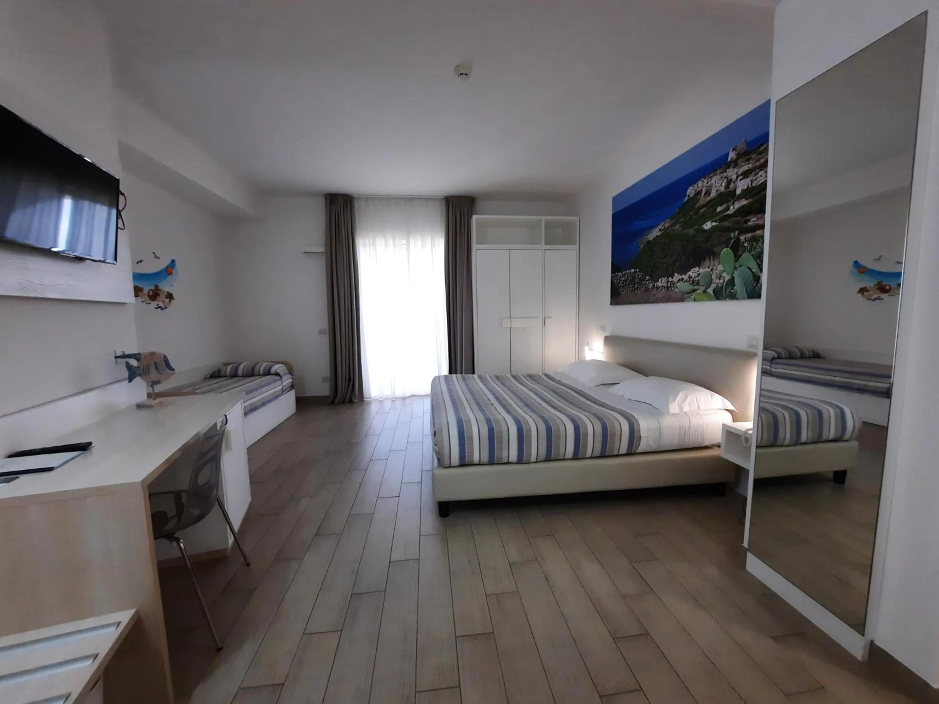 Photo of the whole room, Bed in Est hotel