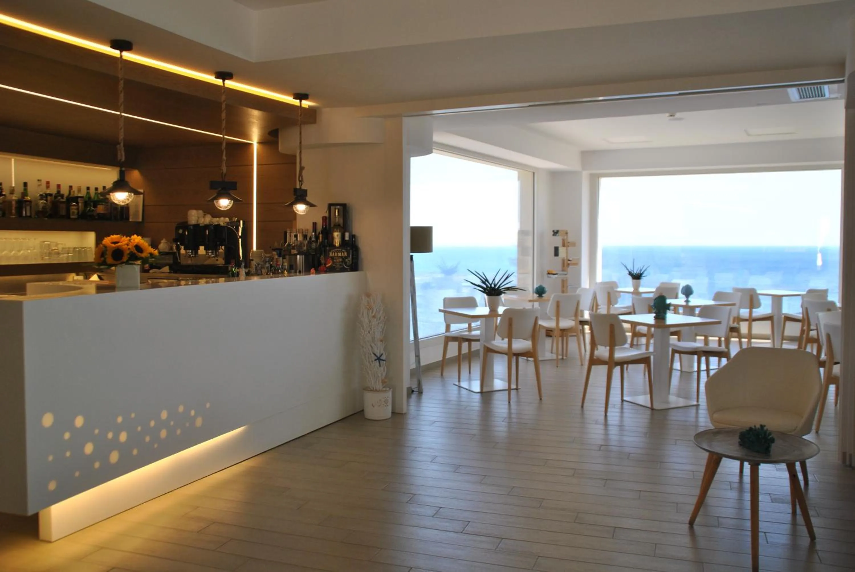 Restaurant/places to eat in Est hotel