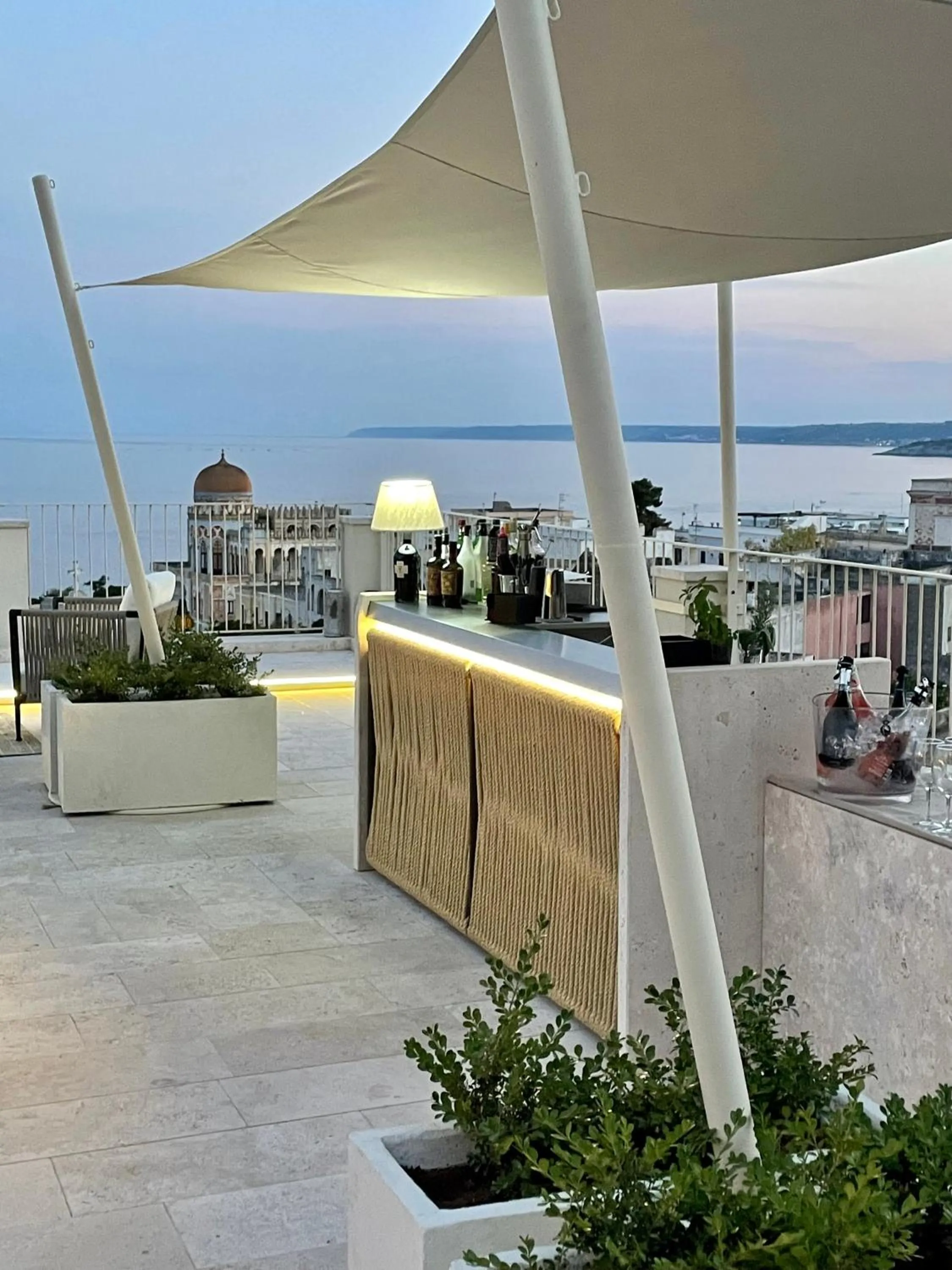 Restaurant/places to eat in Est hotel