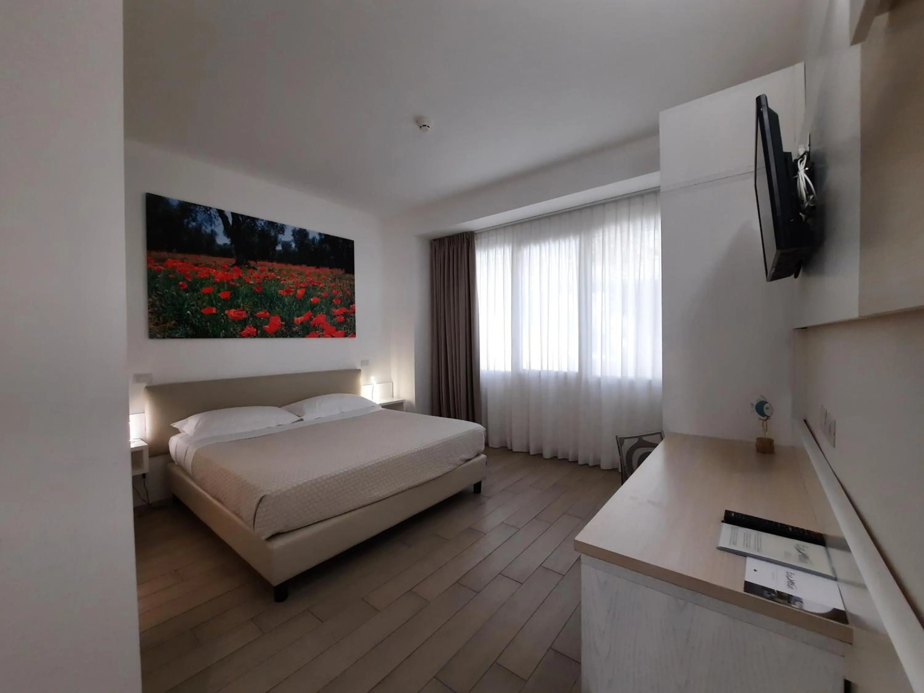 Photo of the whole room, Bed in Est hotel