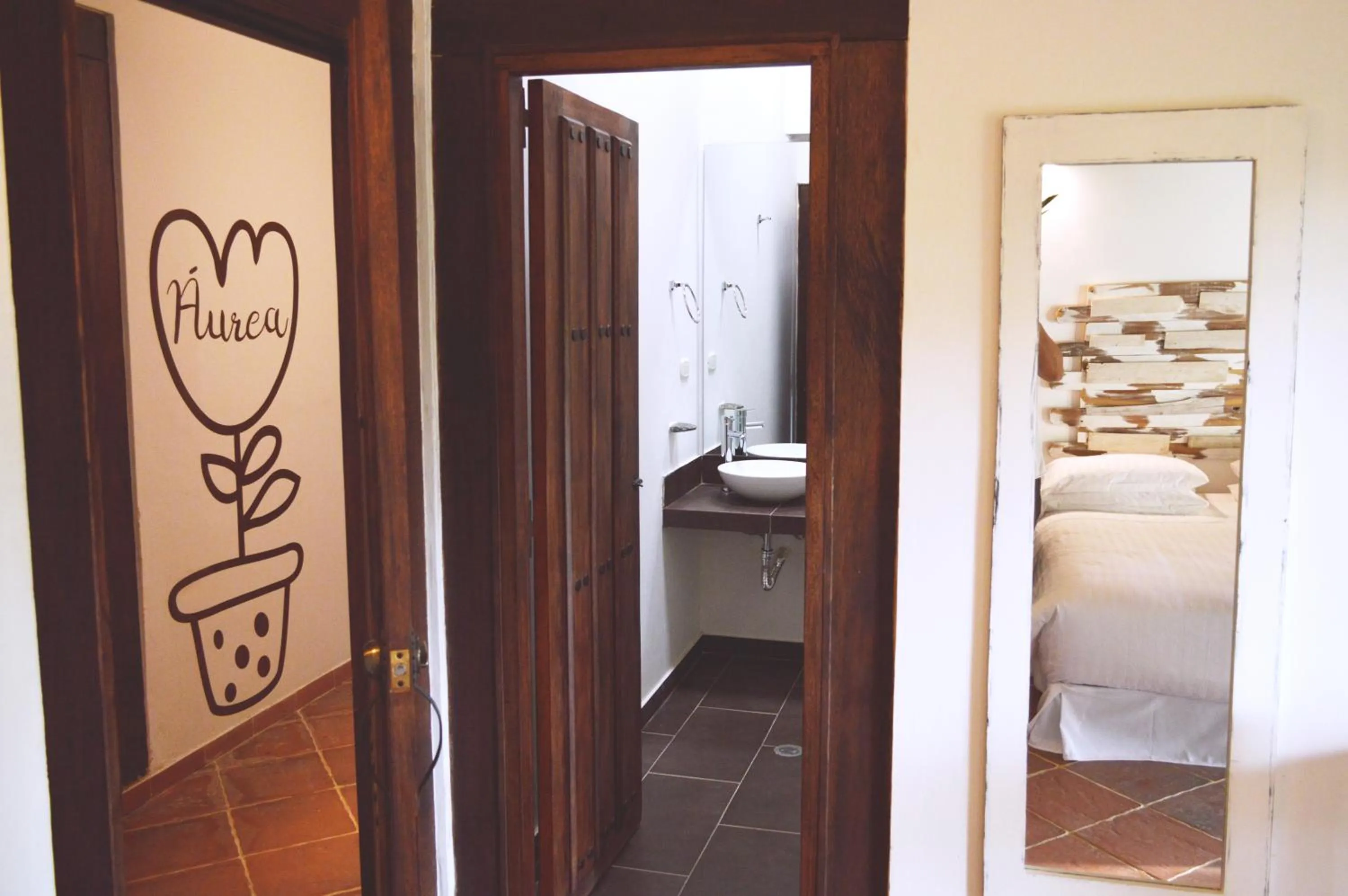 Shower, Bed in Sweet Harmony Hotel Boutique by Xarm Hotels