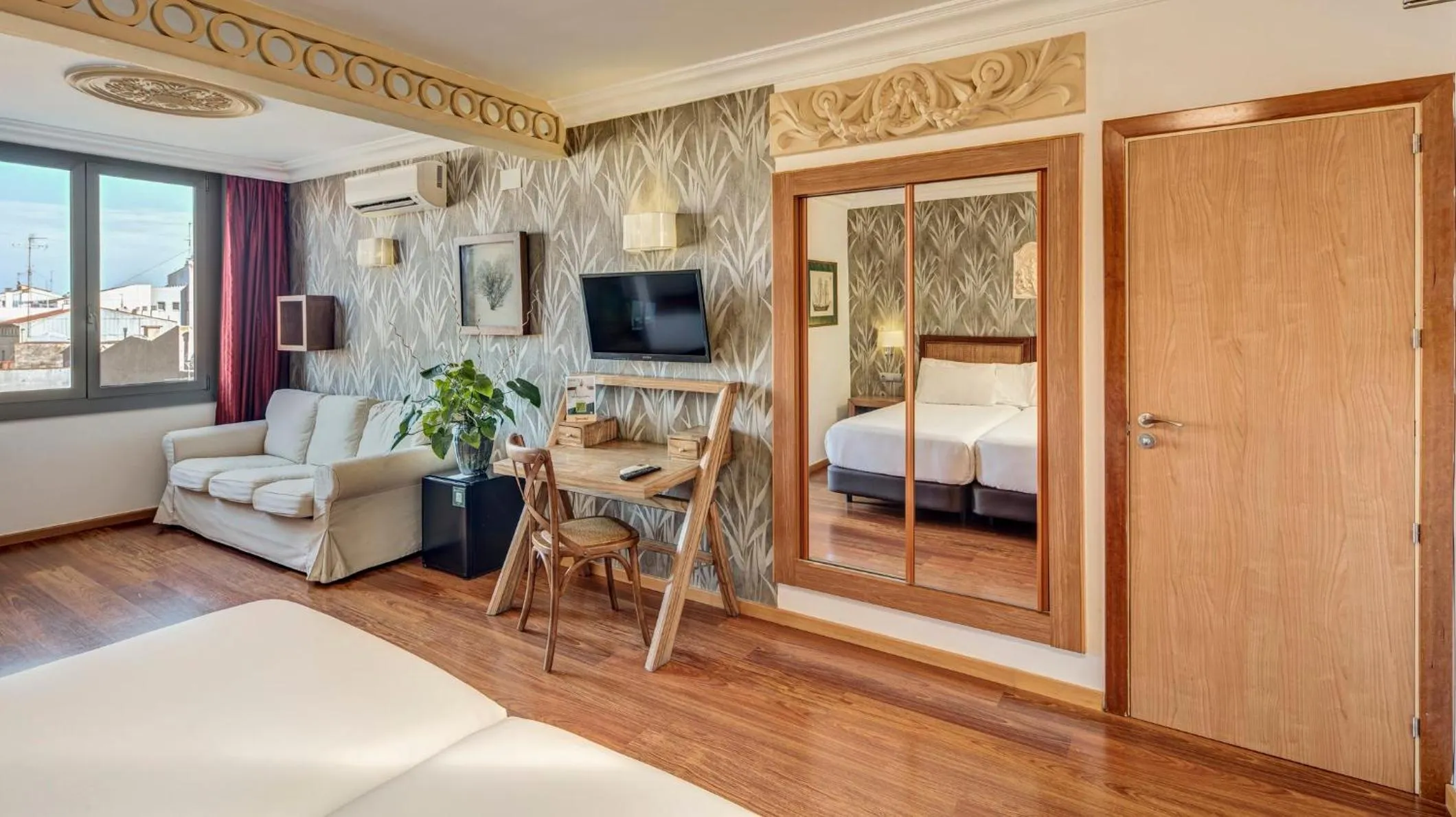 Photo of the whole room, Bed in Sercotel Hotel President