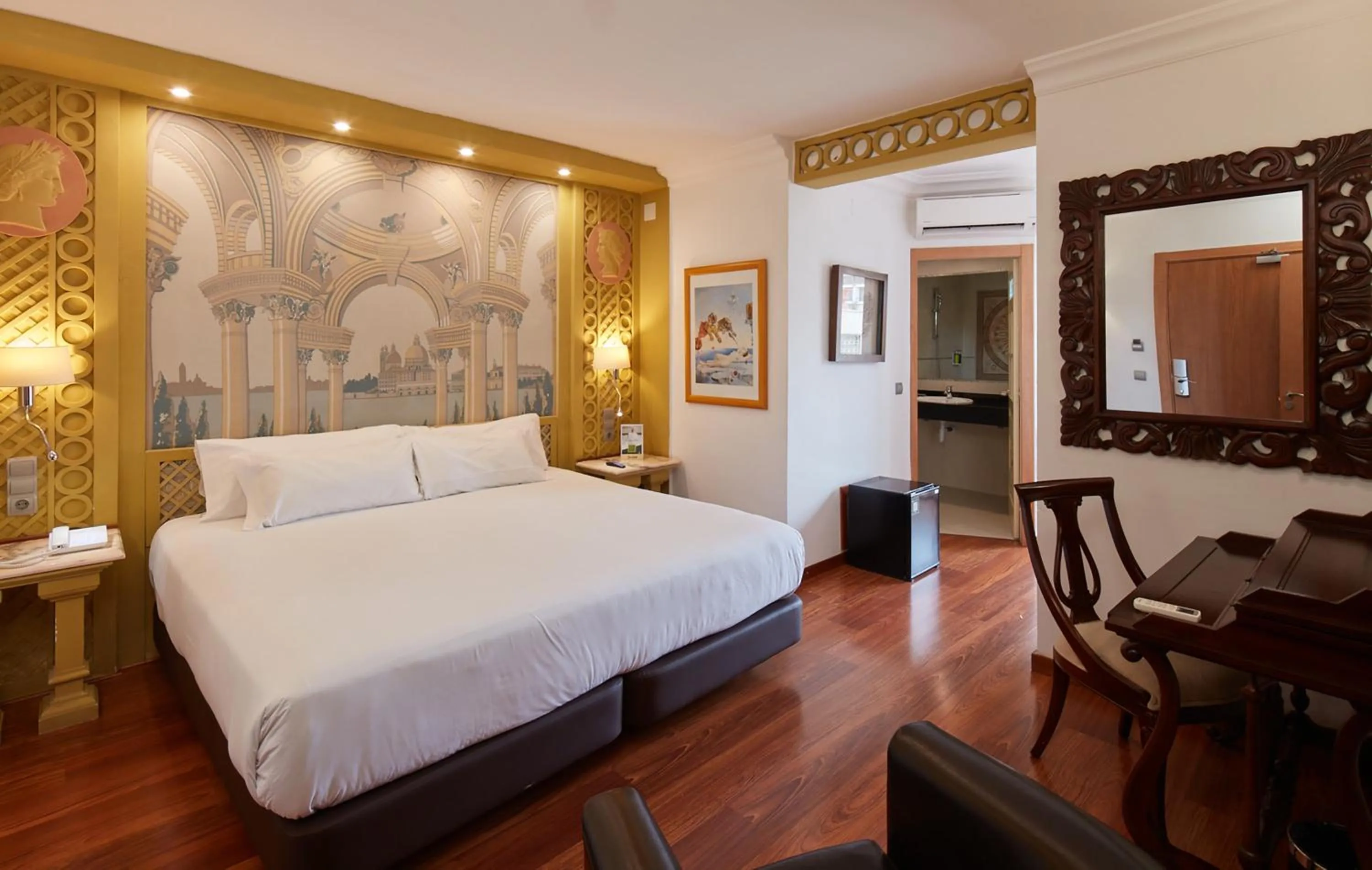 Photo of the whole room, Bed in Sercotel Hotel President