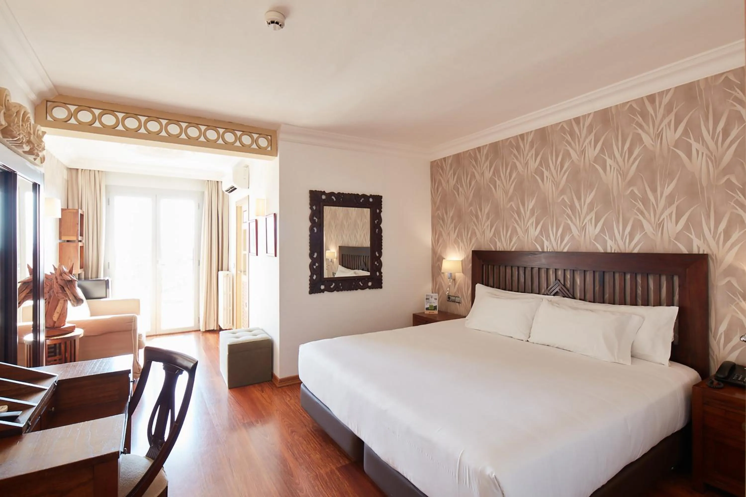 Photo of the whole room, Bed in Sercotel Hotel President