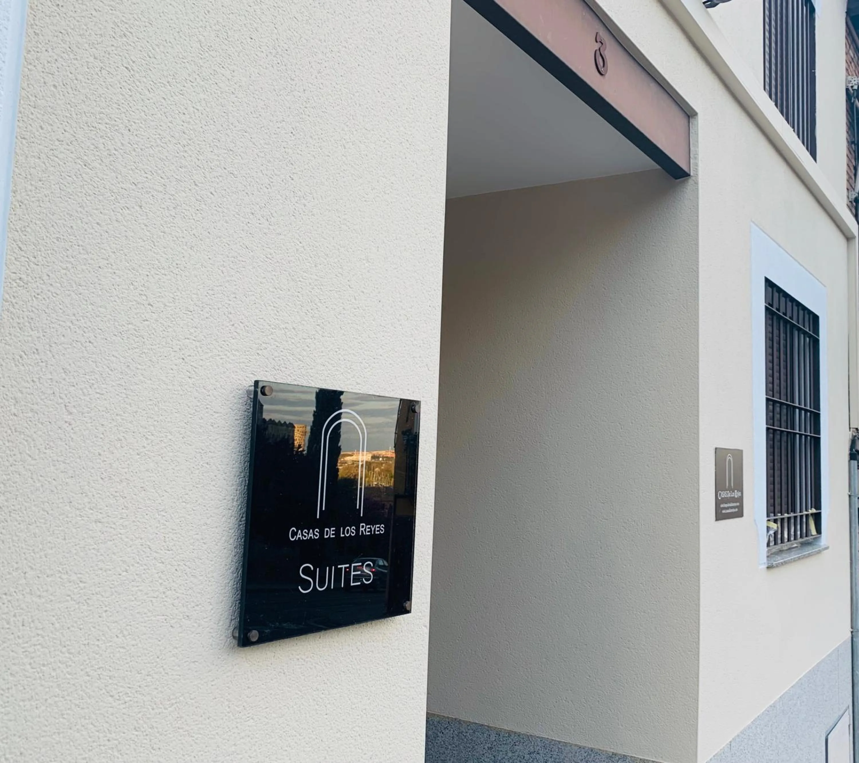 Facade/entrance in Alda Suite de los Reyes