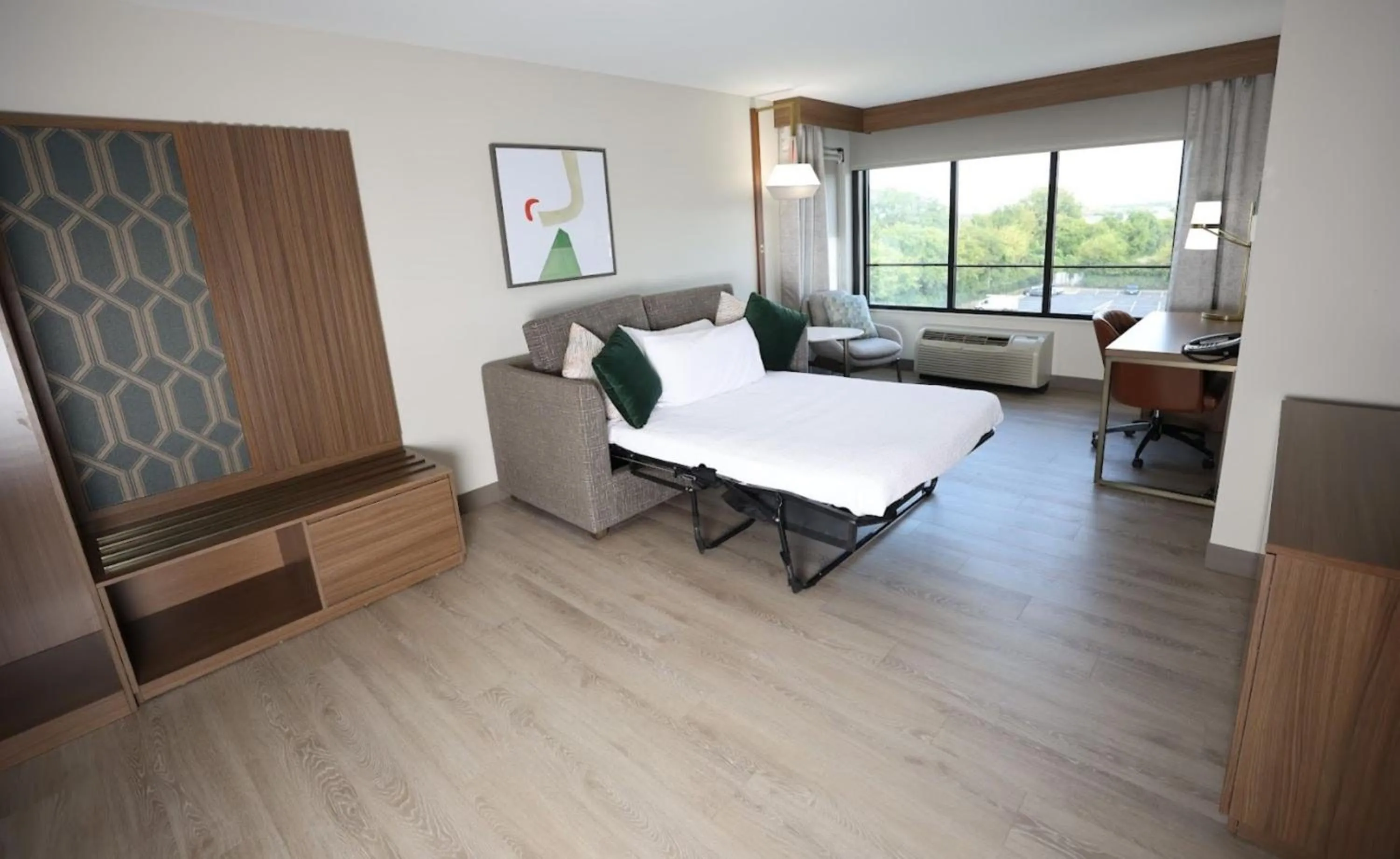 Photo of the whole room, Bed in Holiday Inn Saint Louis-Fairview Heights by IHG