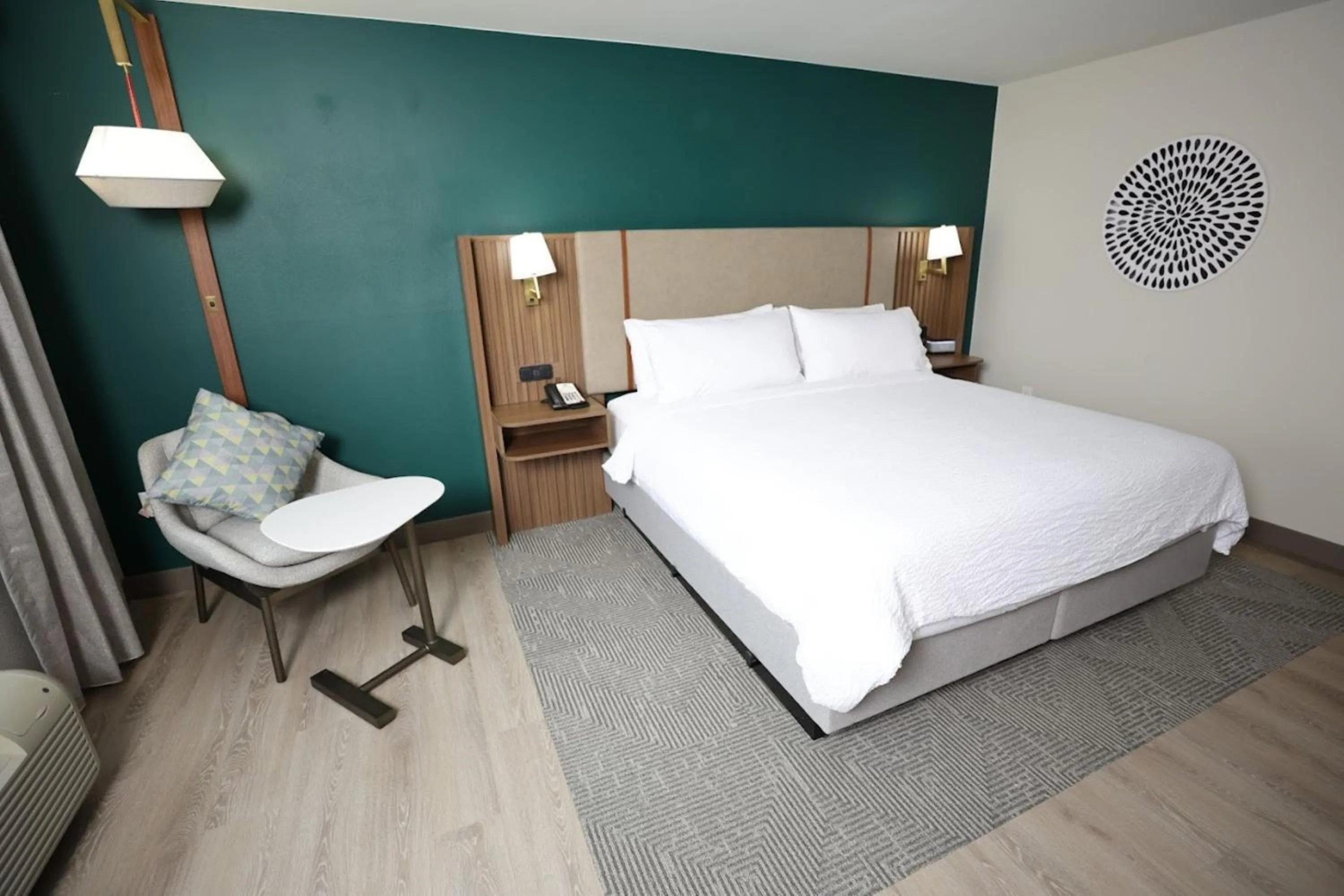 Photo of the whole room, Bed in Holiday Inn Saint Louis-Fairview Heights by IHG