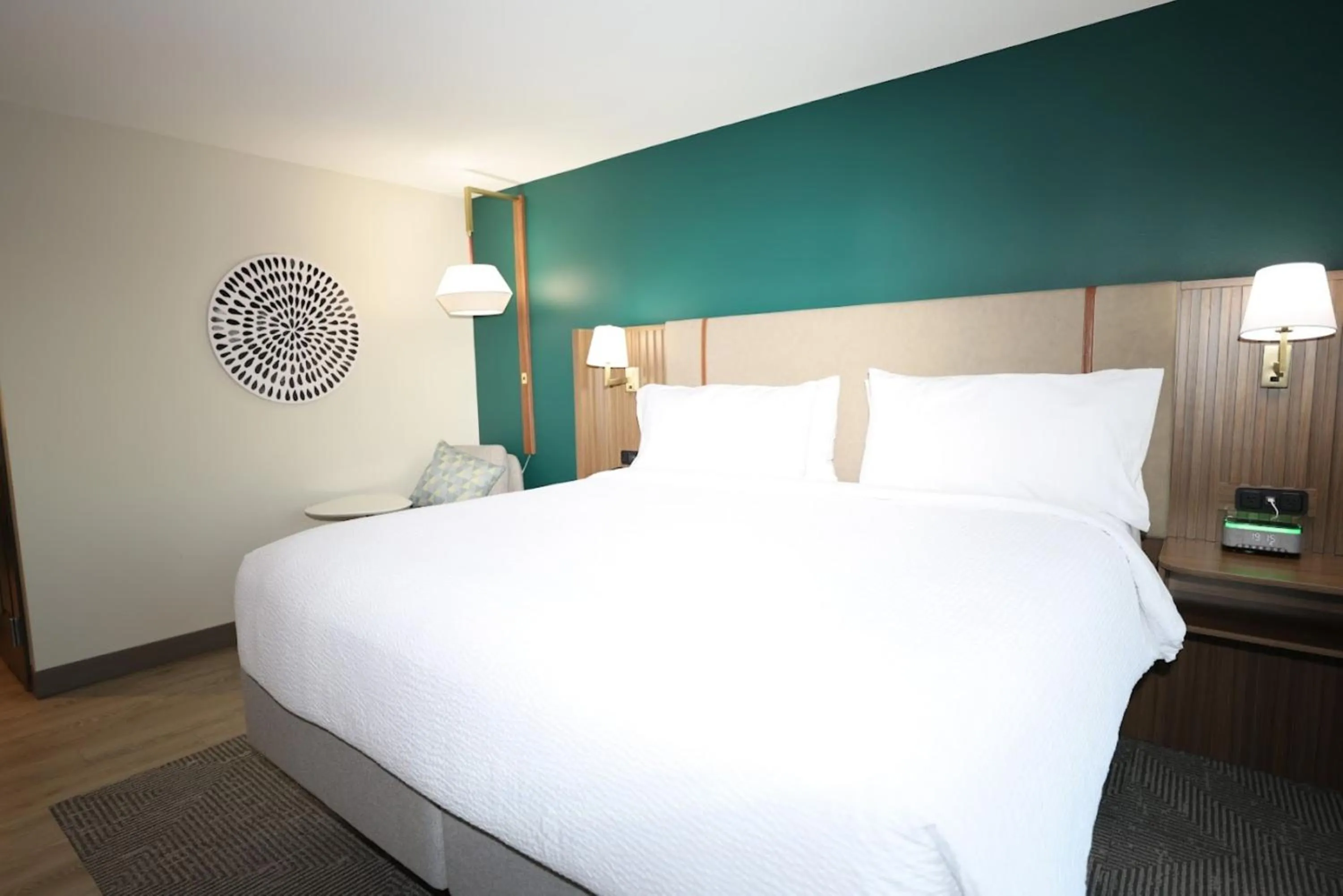 Photo of the whole room, Bed in Holiday Inn Saint Louis-Fairview Heights by IHG