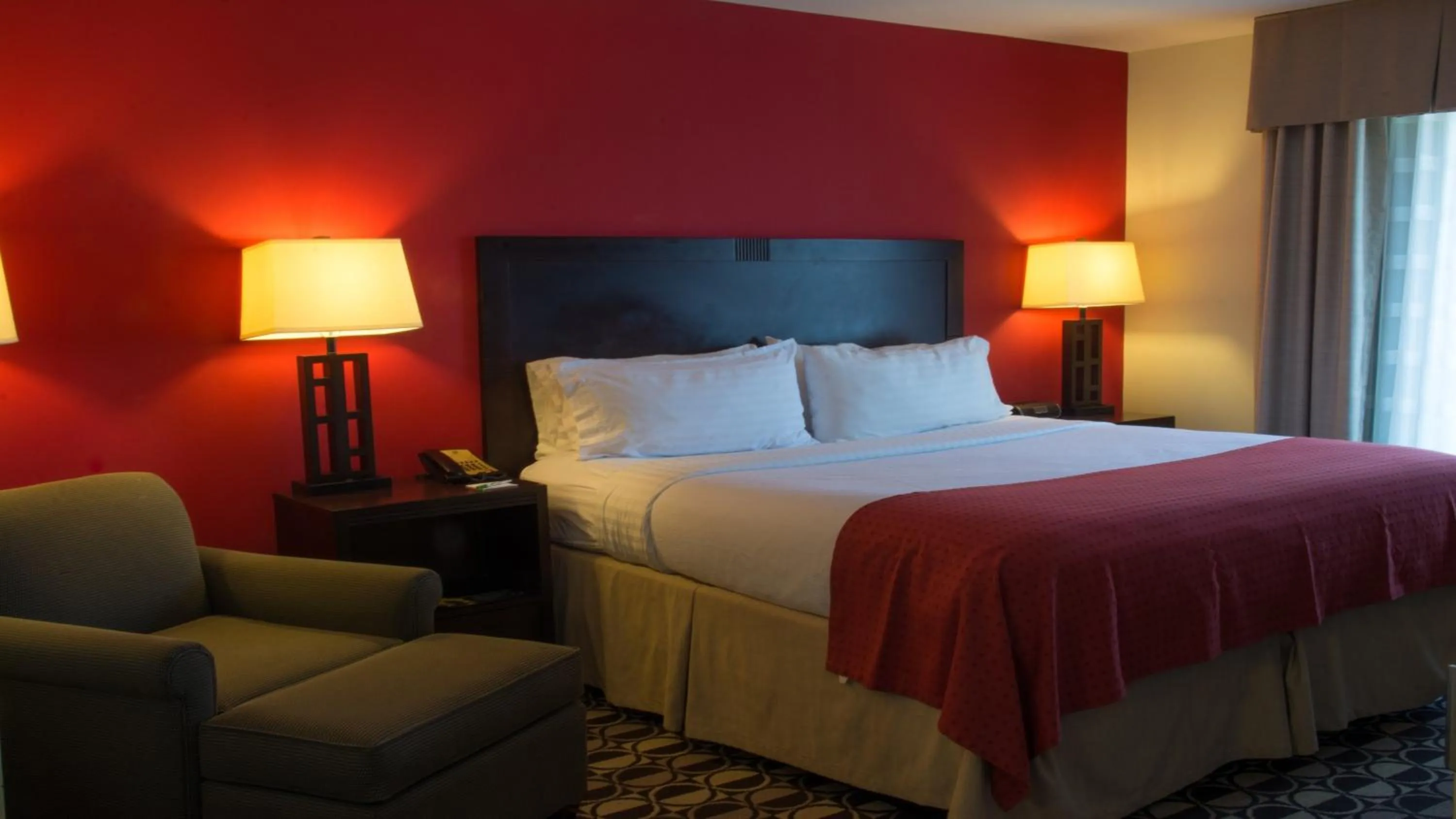 Photo of the whole room, Bed in Holiday Inn Saint Louis-Fairview Heights by IHG