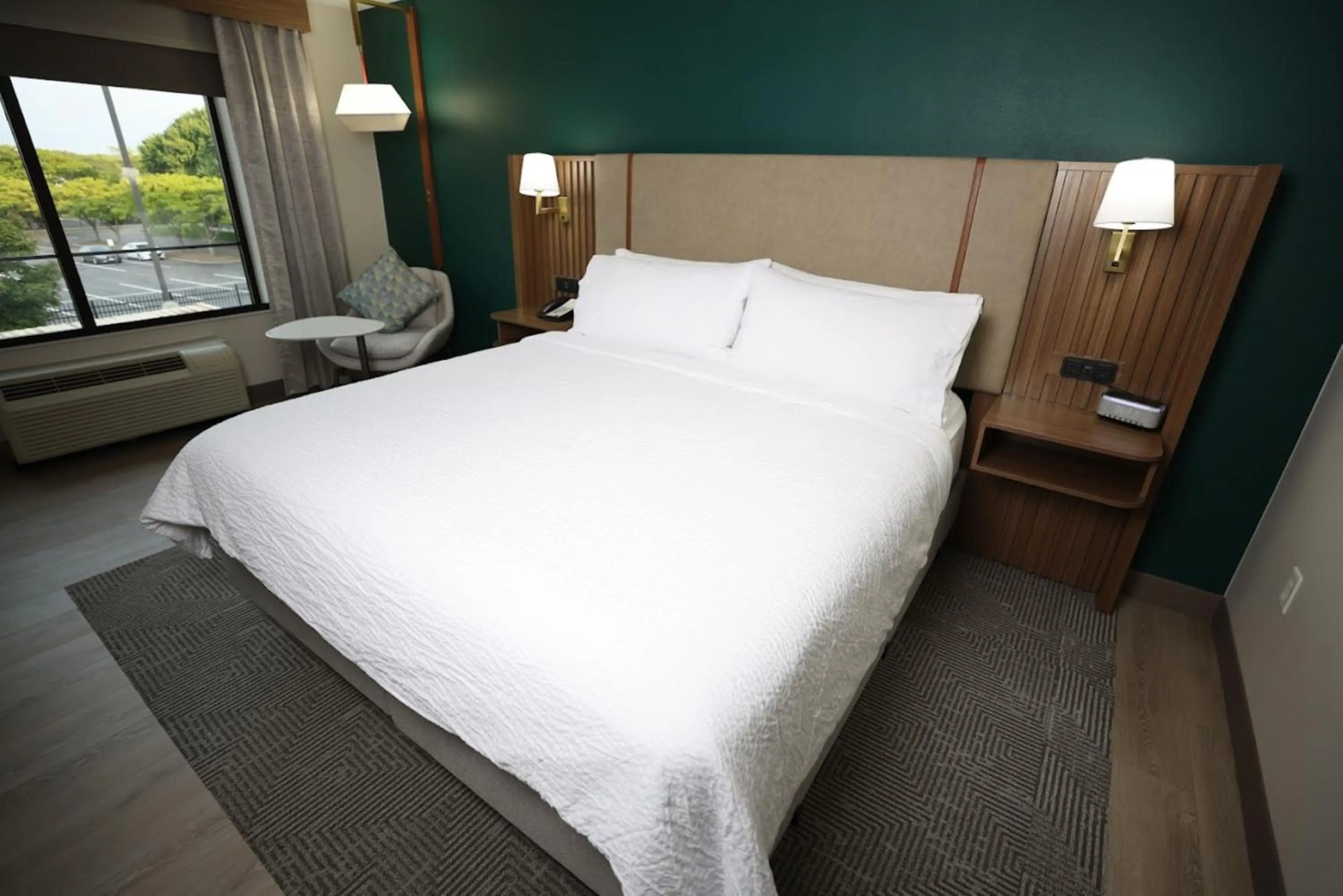 Photo of the whole room, Bed in Holiday Inn Saint Louis-Fairview Heights by IHG
