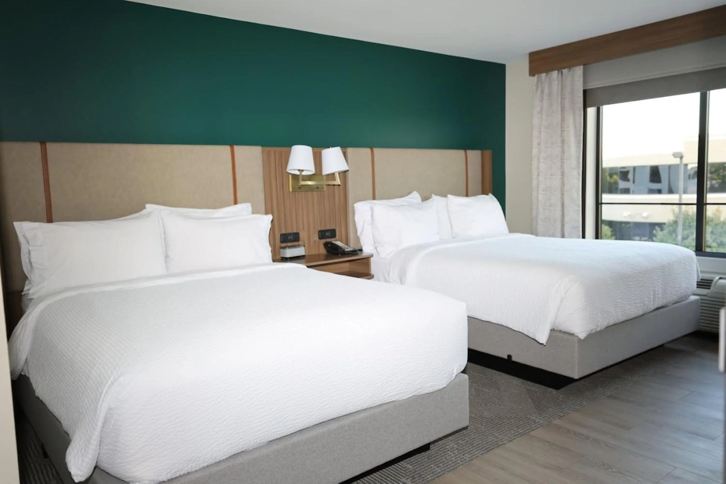 Photo of the whole room, Bed in Holiday Inn Saint Louis-Fairview Heights by IHG