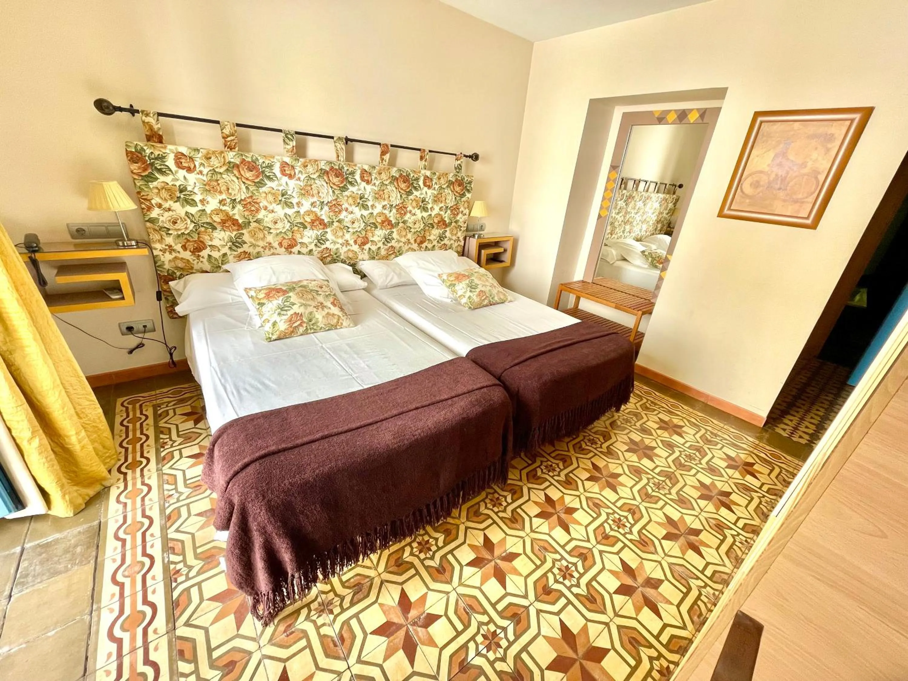 Bedroom, Bed in Hotel Conde de Cárdenas