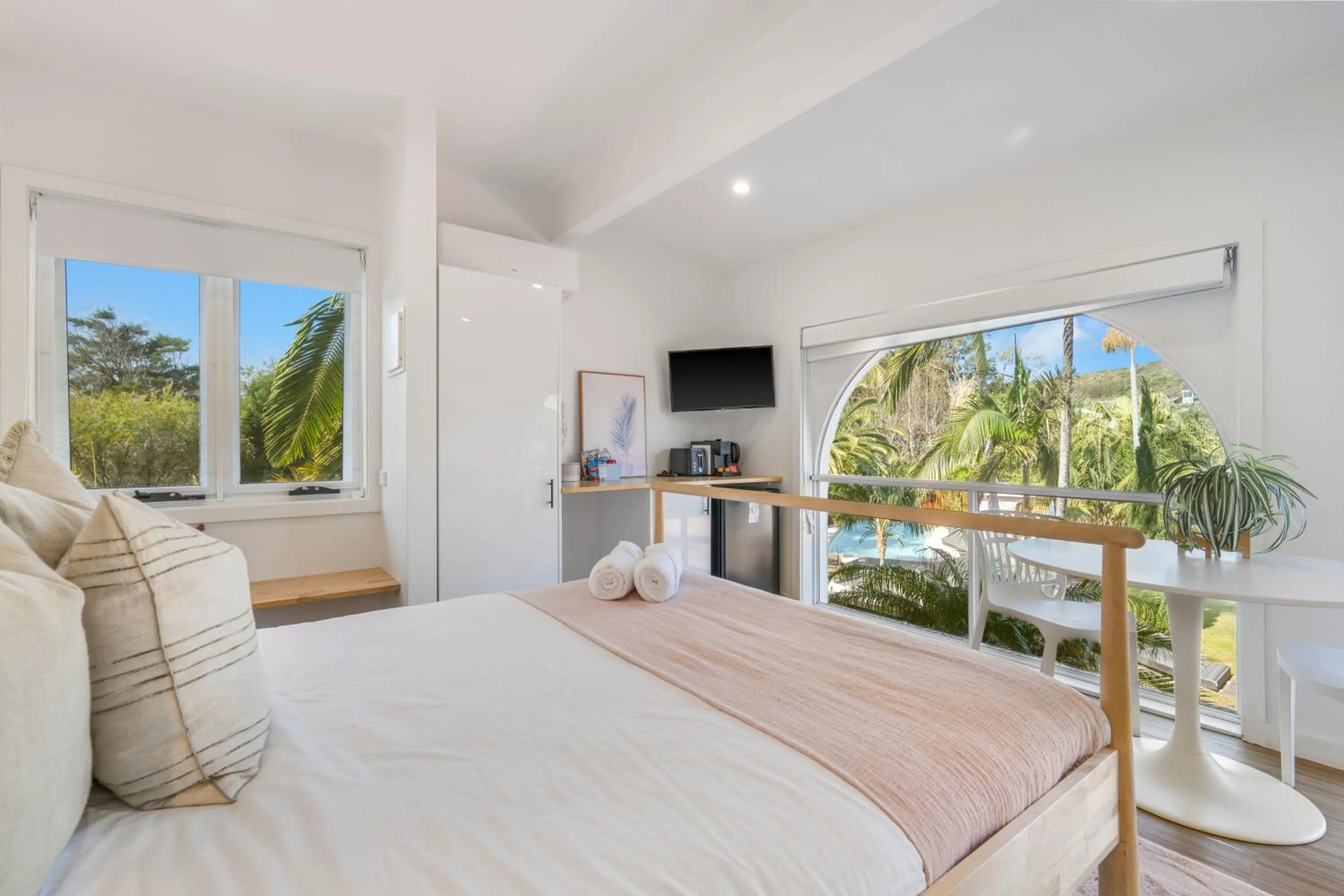 Pool view, Bed in The Med Crescent Head