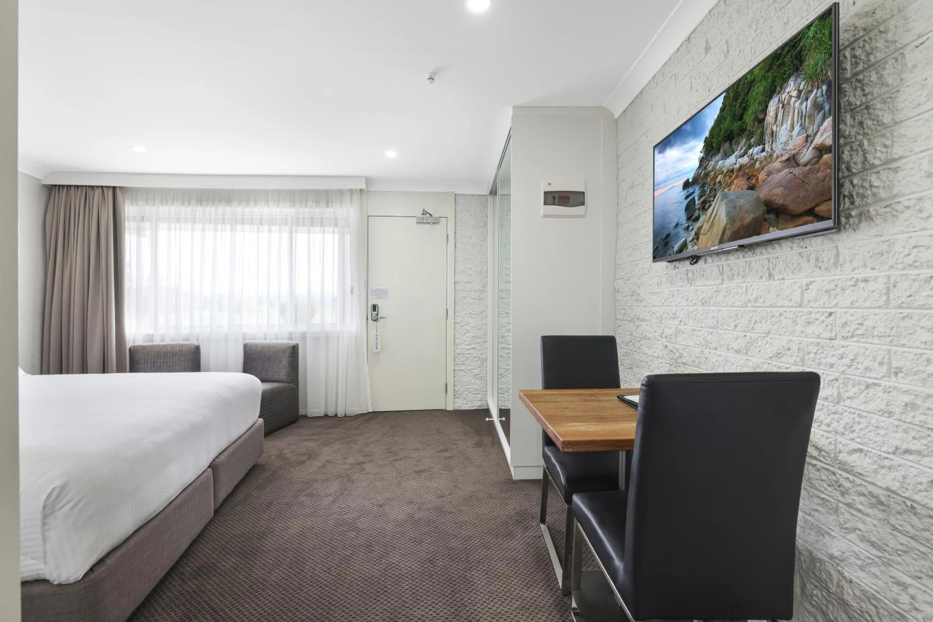 Seating area, Bed in The Duck Inn Apartments