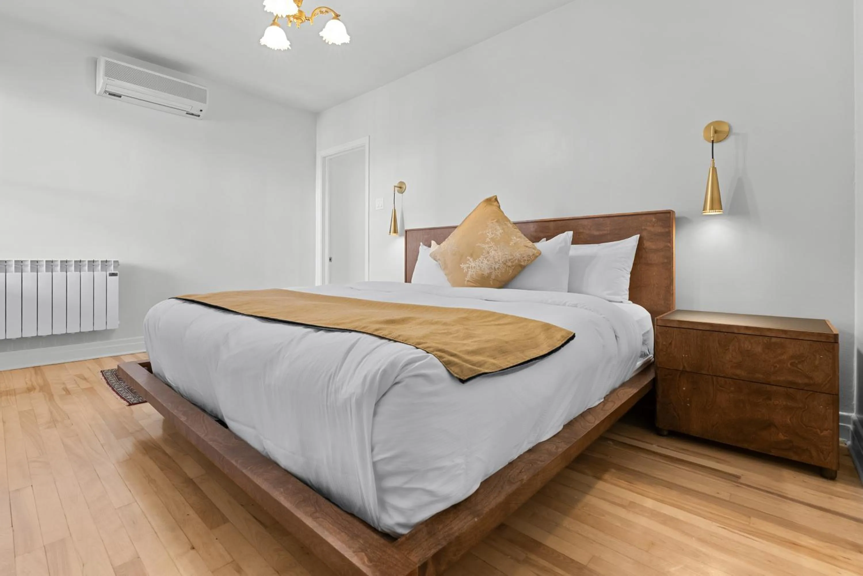 Bed in Hotel Manoir D'Auteuil - Par Aneyro