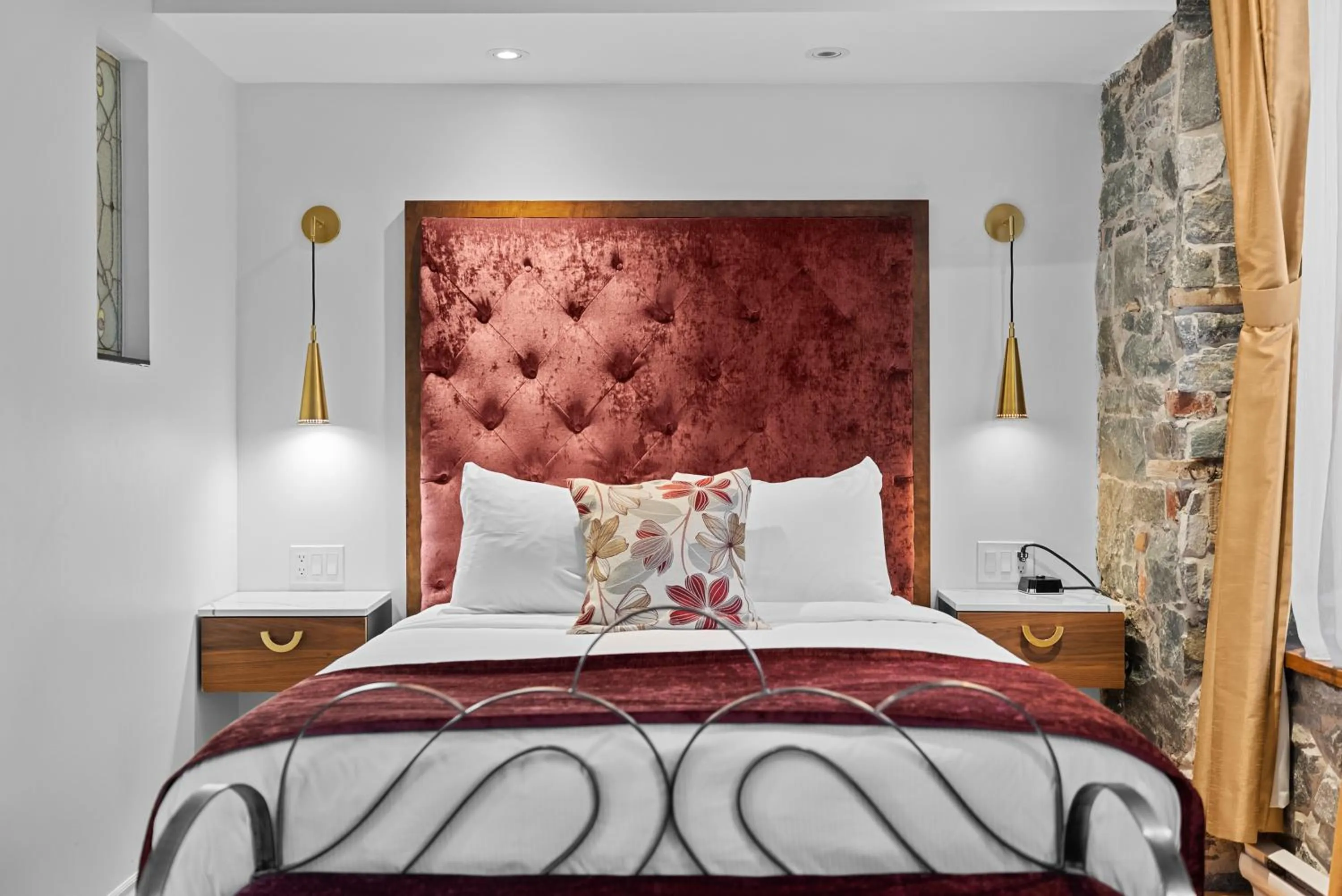 Bed in Hotel Manoir D'Auteuil - Par Aneyro