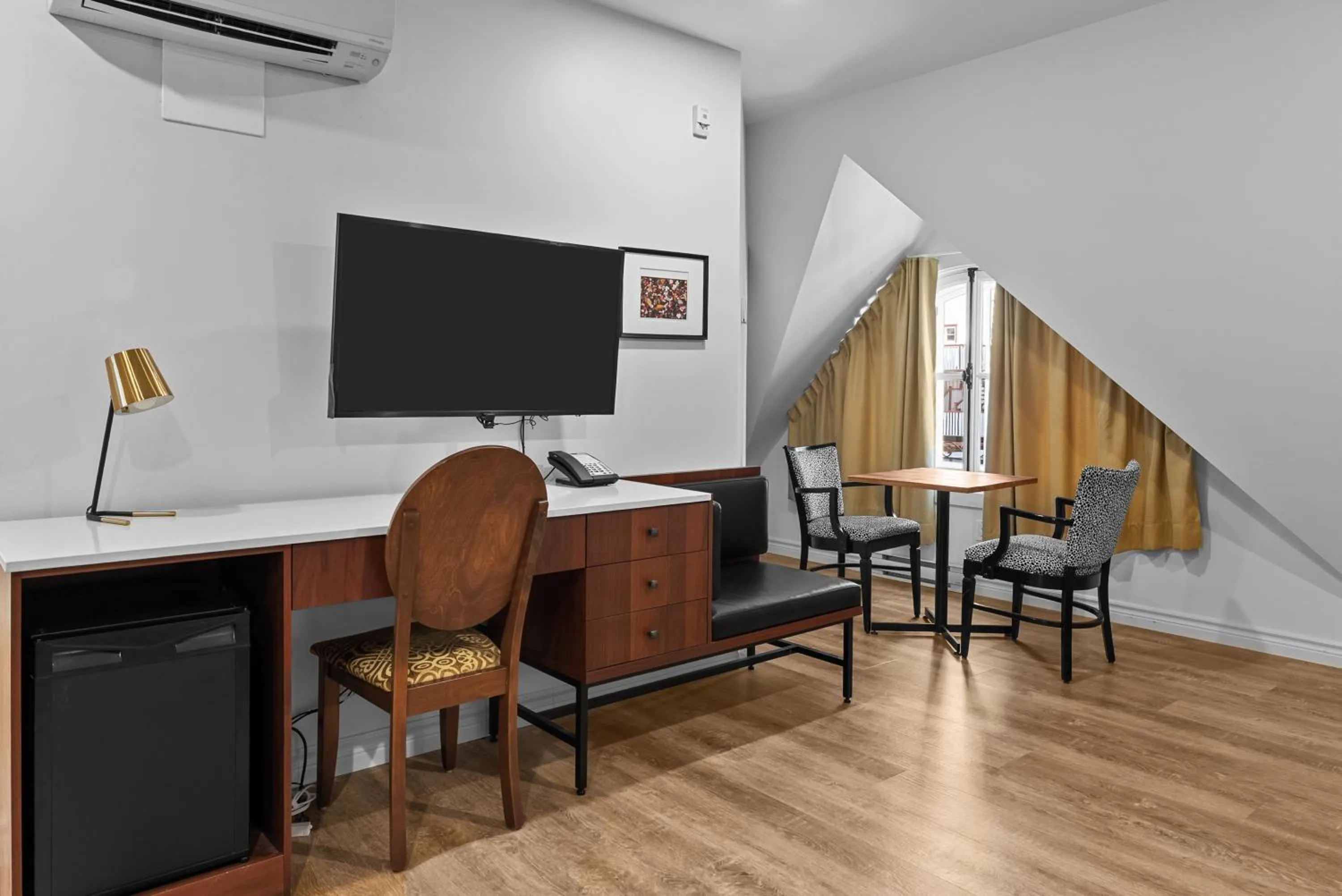 TV and multimedia in Hotel Manoir D'Auteuil - Par Aneyro