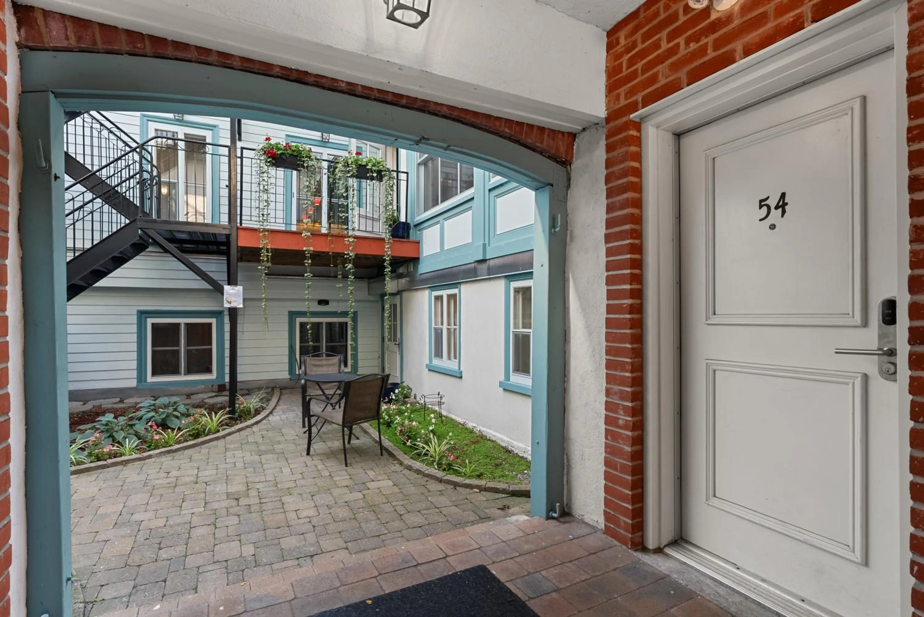 Garden view in Hotel Manoir D'Auteuil - Par Aneyro