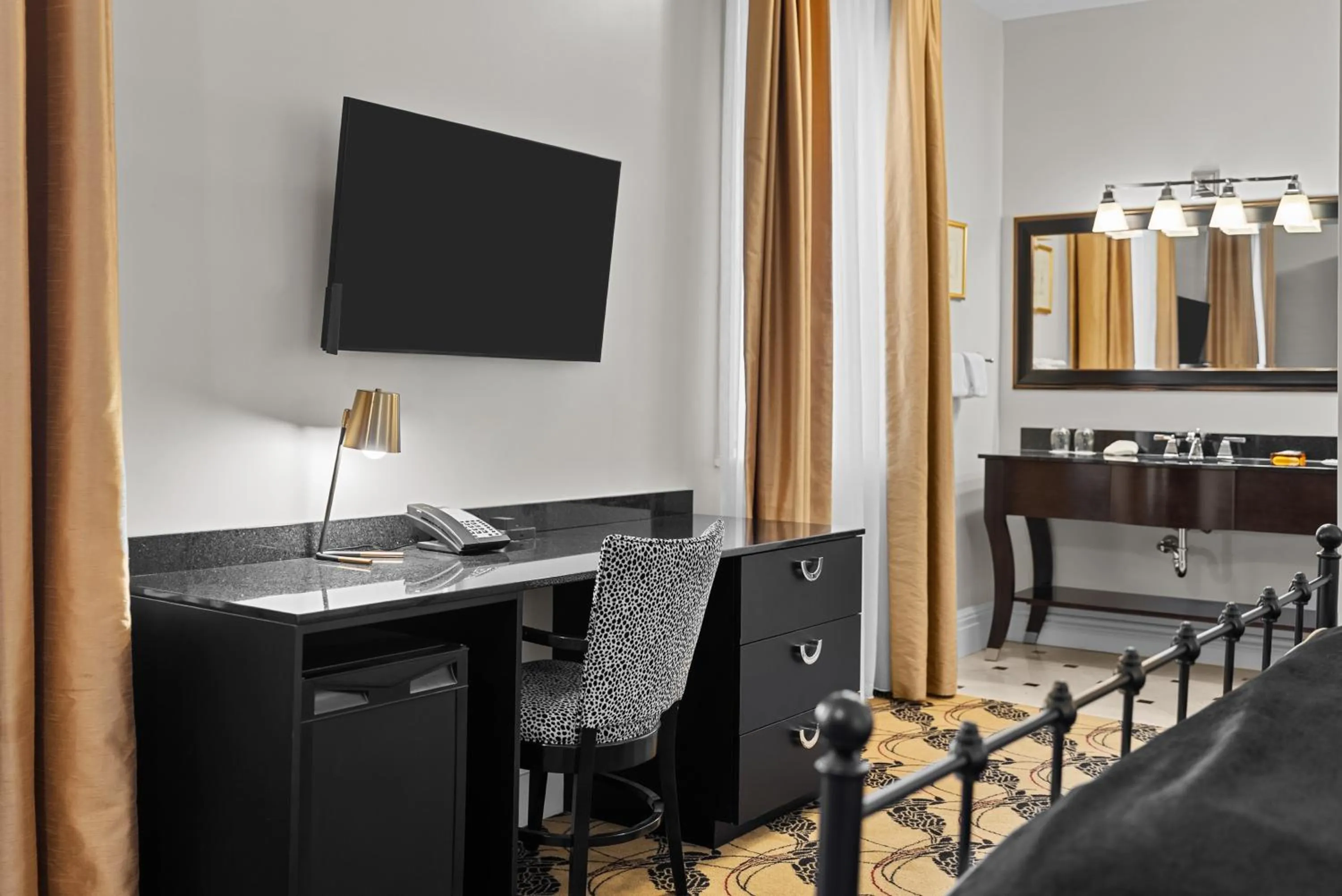 TV and multimedia in Hotel Manoir D'Auteuil - Par Aneyro