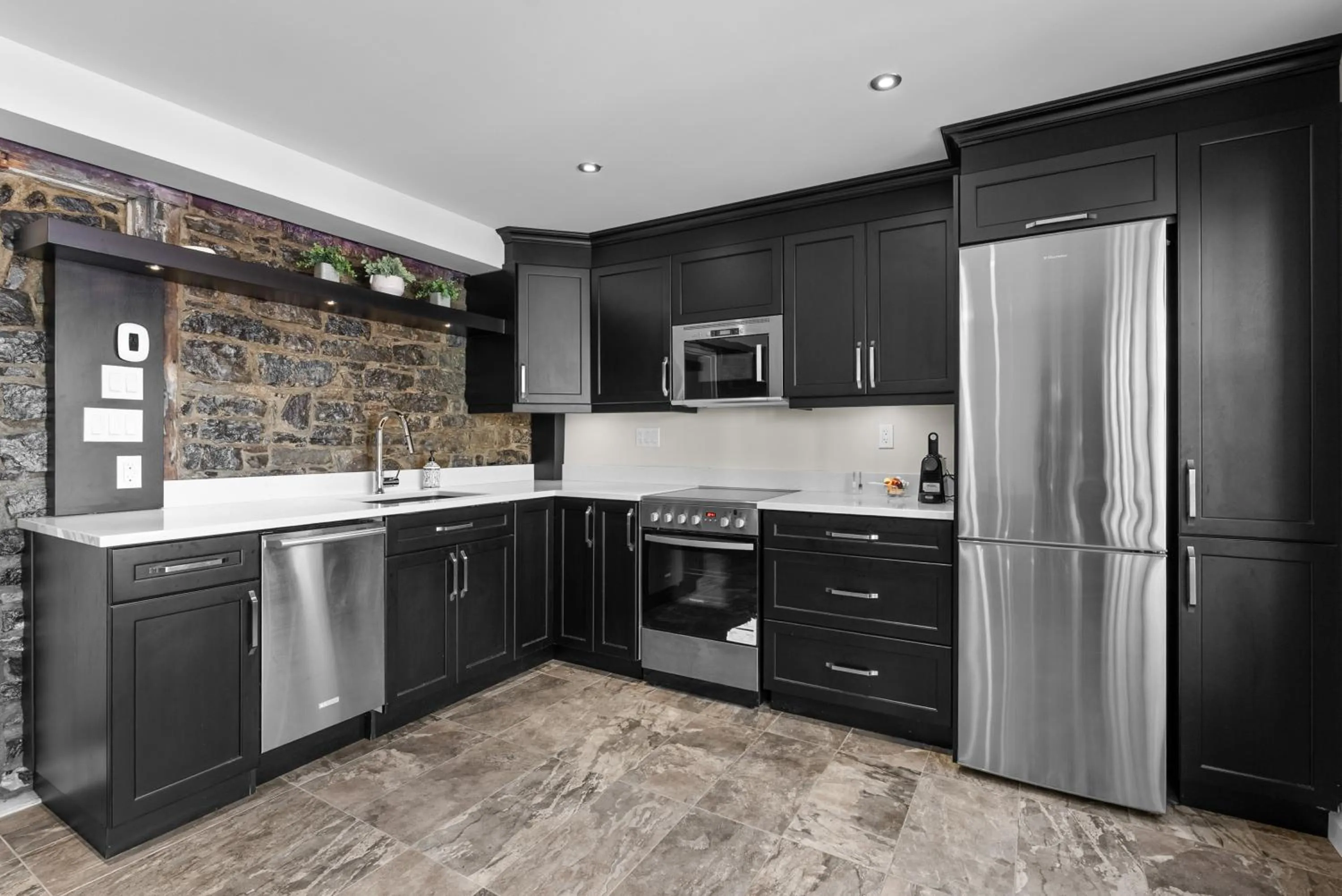 Kitchen or kitchenette in Hotel Manoir D'Auteuil - Par Aneyro
