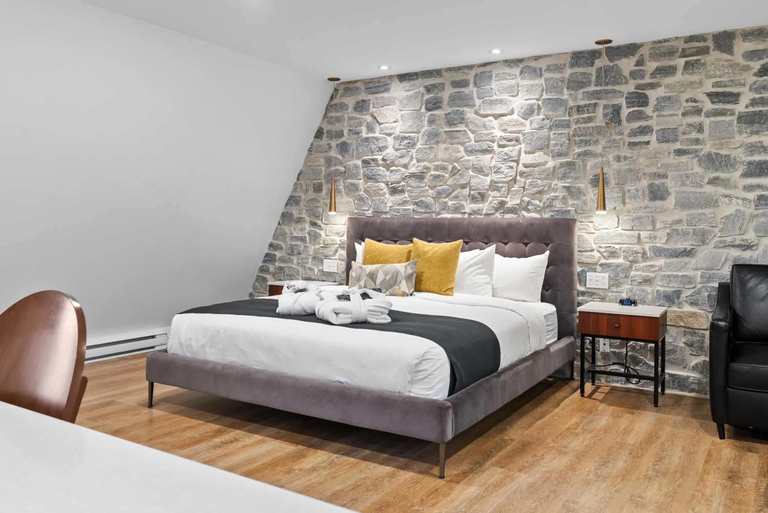 Bed in Hotel Manoir D'Auteuil - Par Aneyro