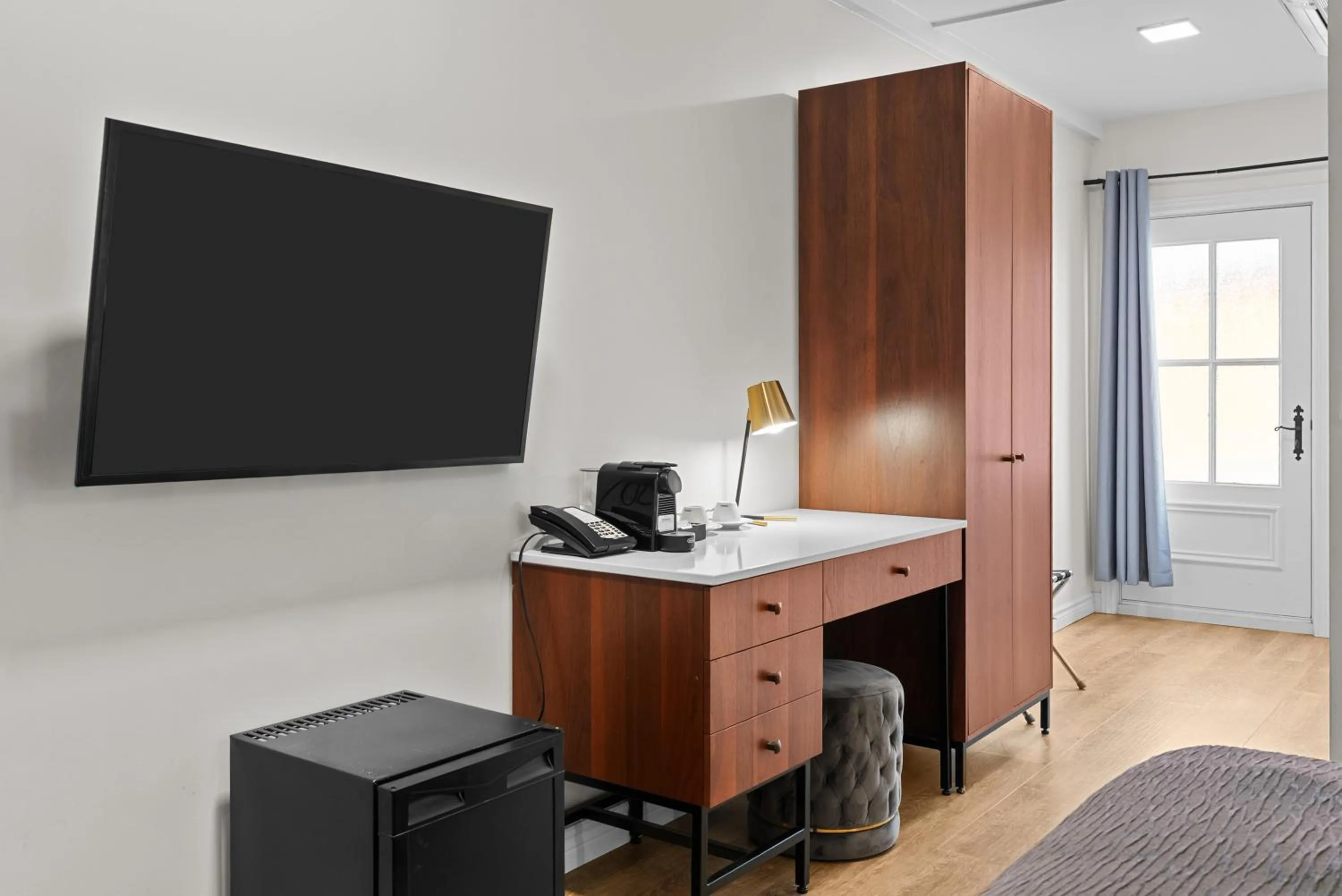 Bed in Hotel Manoir D'Auteuil - Par Aneyro