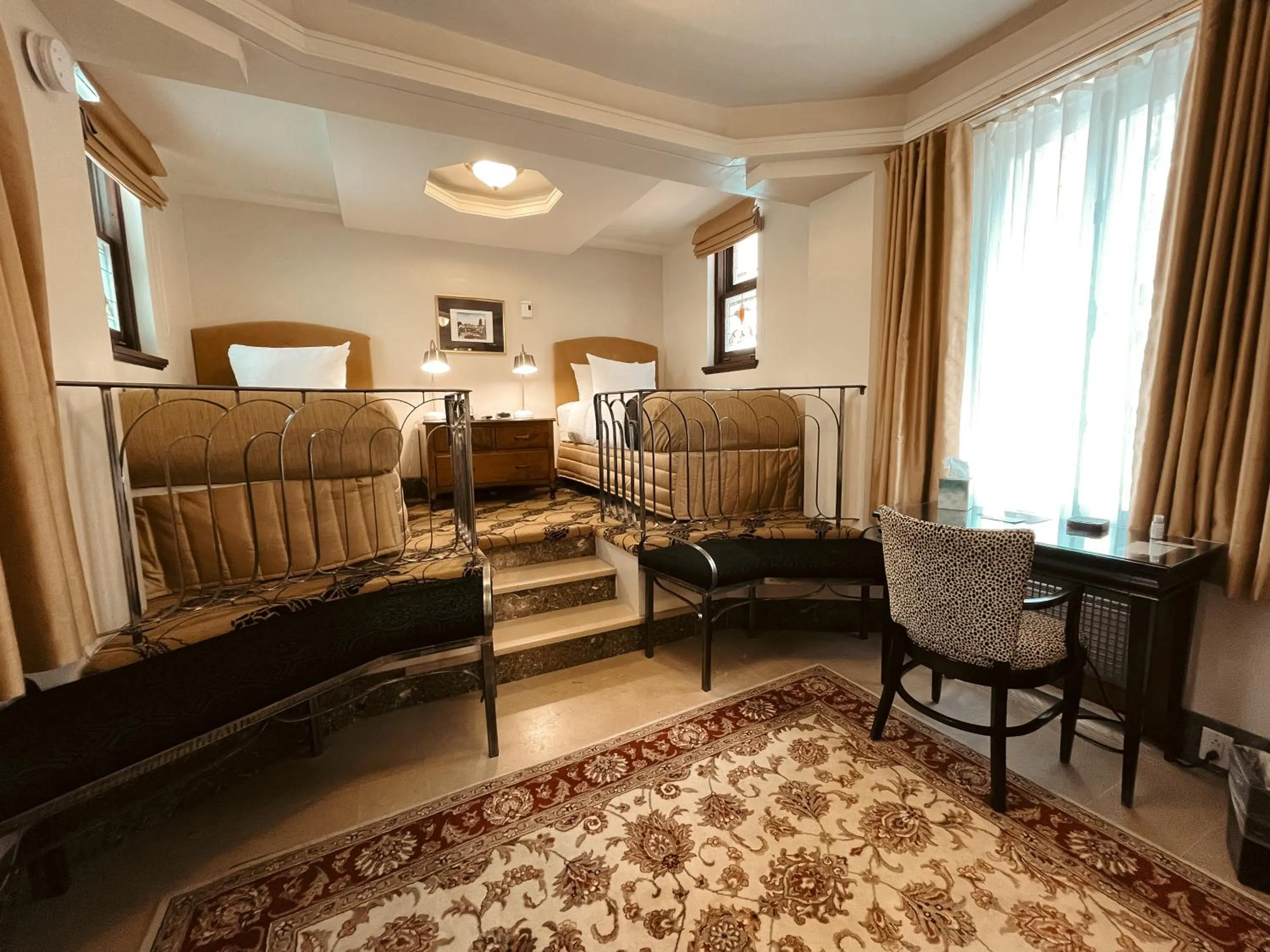 Bed in Hotel Manoir D'Auteuil - Par Aneyro