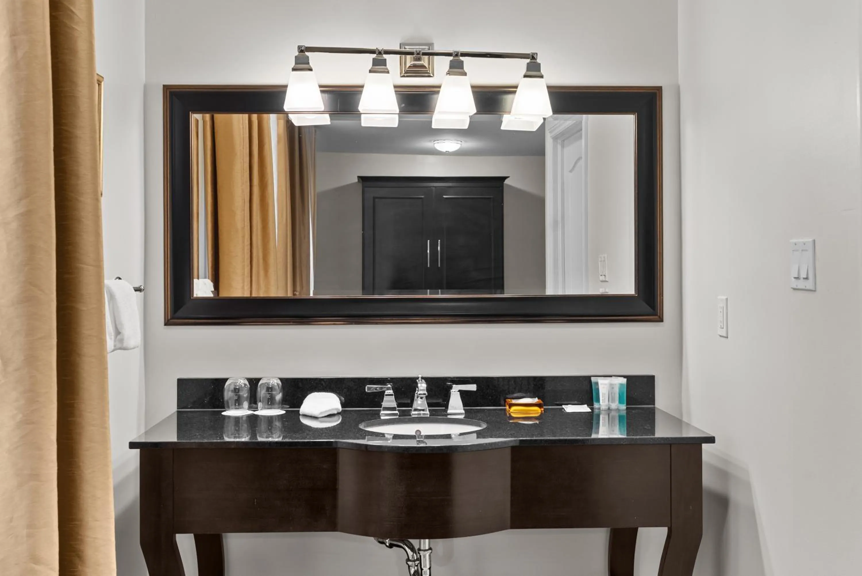 Bathroom in Hotel Manoir D'Auteuil - Par Aneyro