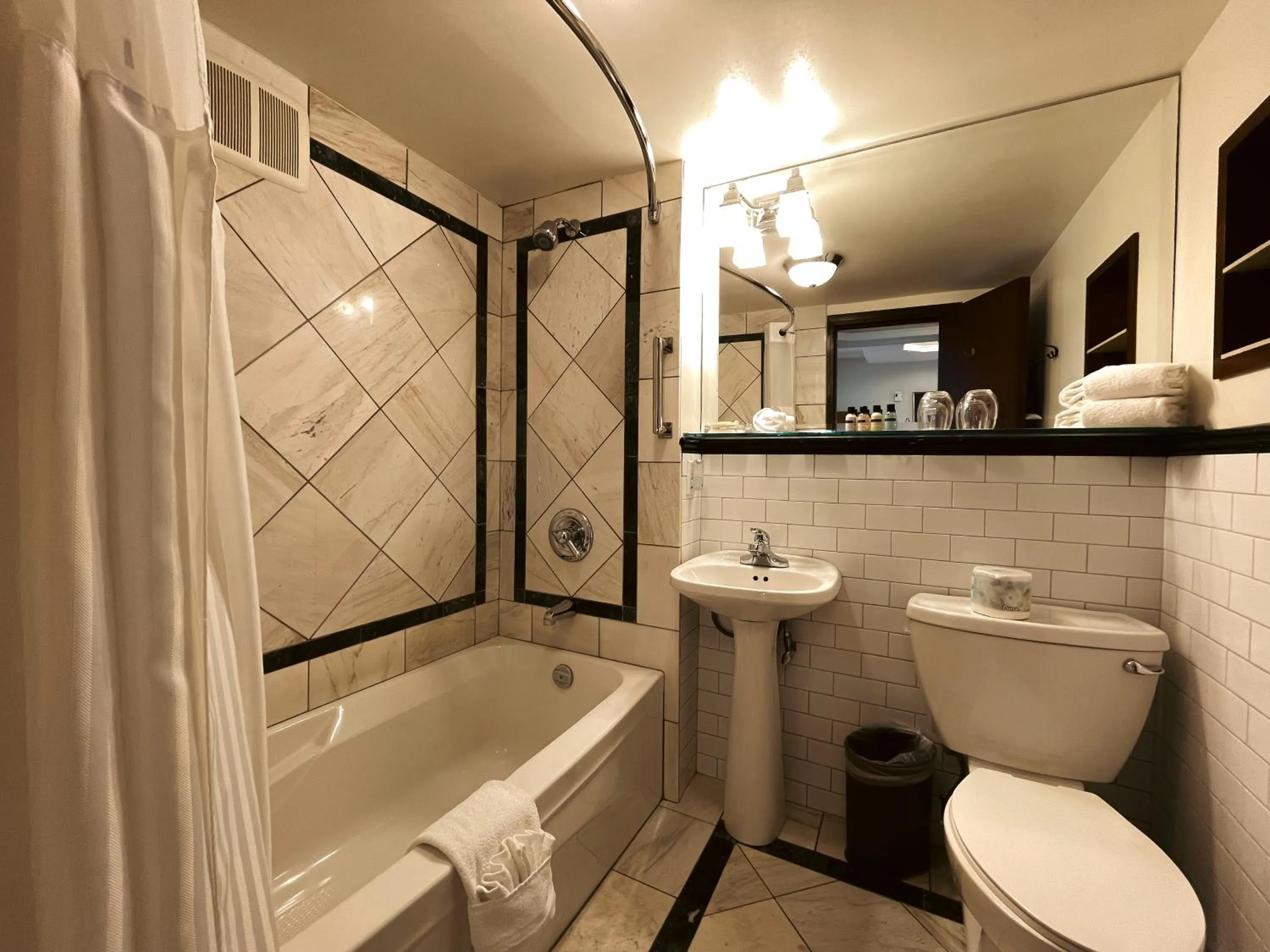 Bathroom in Hotel Manoir D'Auteuil - Par Aneyro