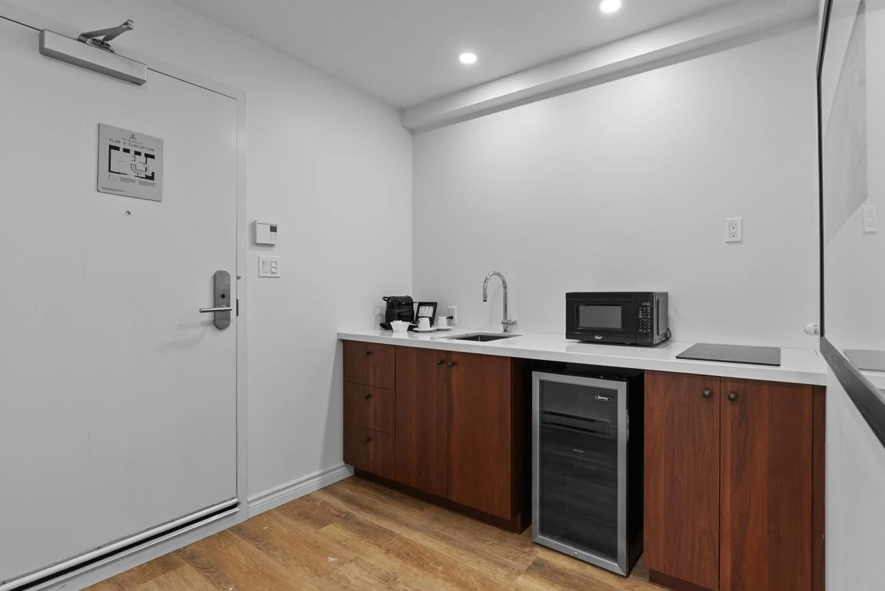 Kitchen or kitchenette in Hotel Manoir D'Auteuil - Par Aneyro