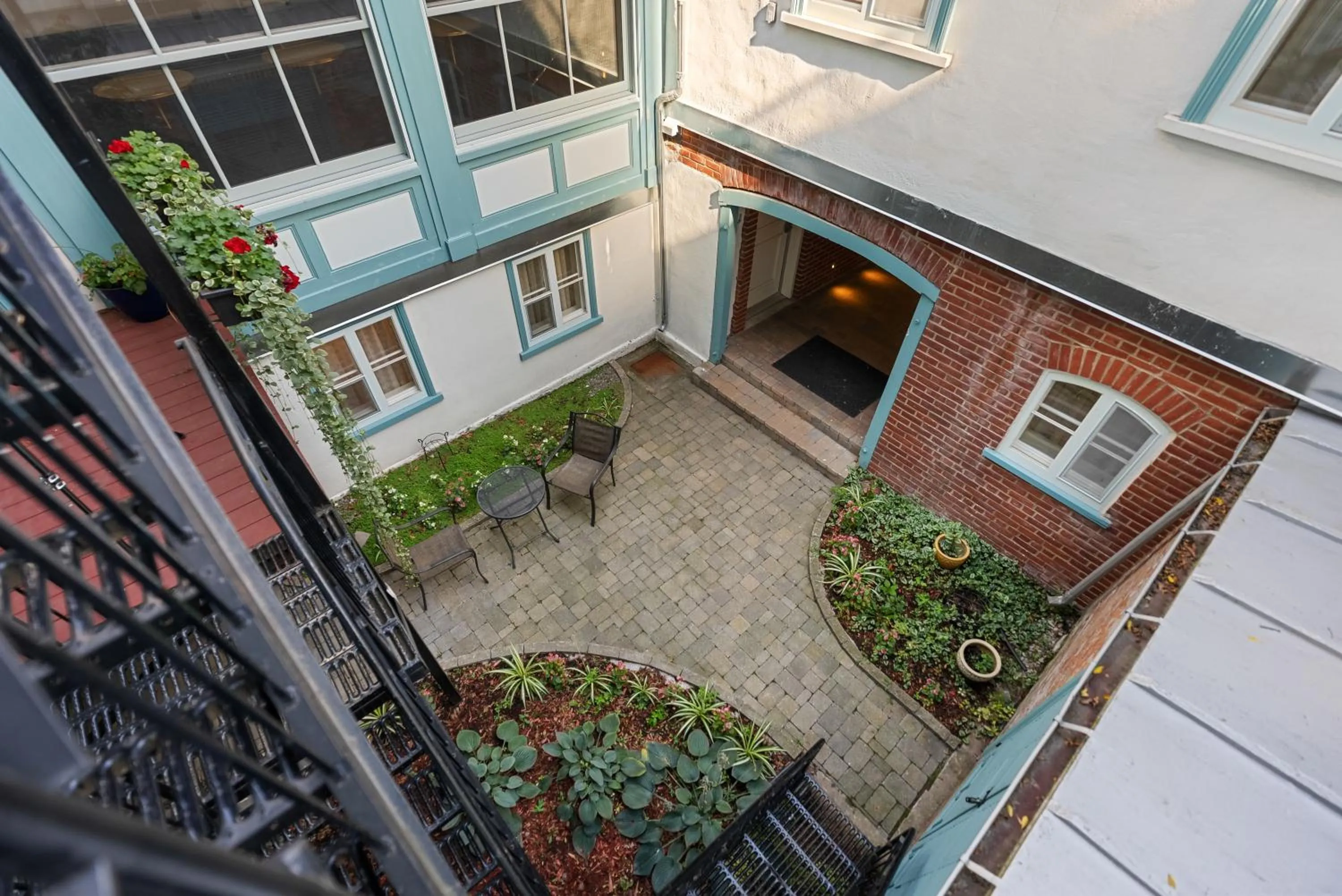 Garden view in Hotel Manoir D'Auteuil - Par Aneyro