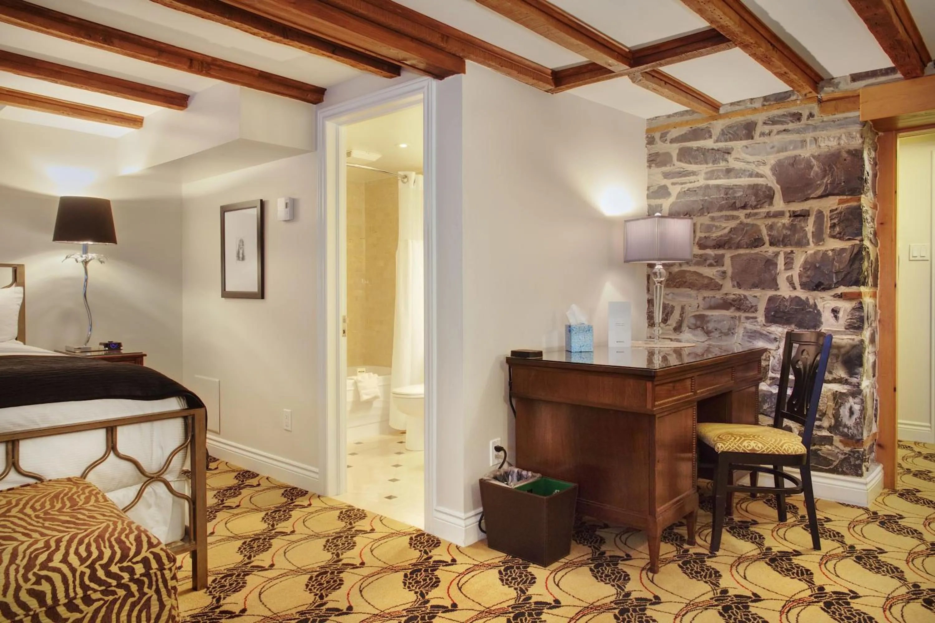 Bed in Hotel Manoir D'Auteuil - Par Aneyro