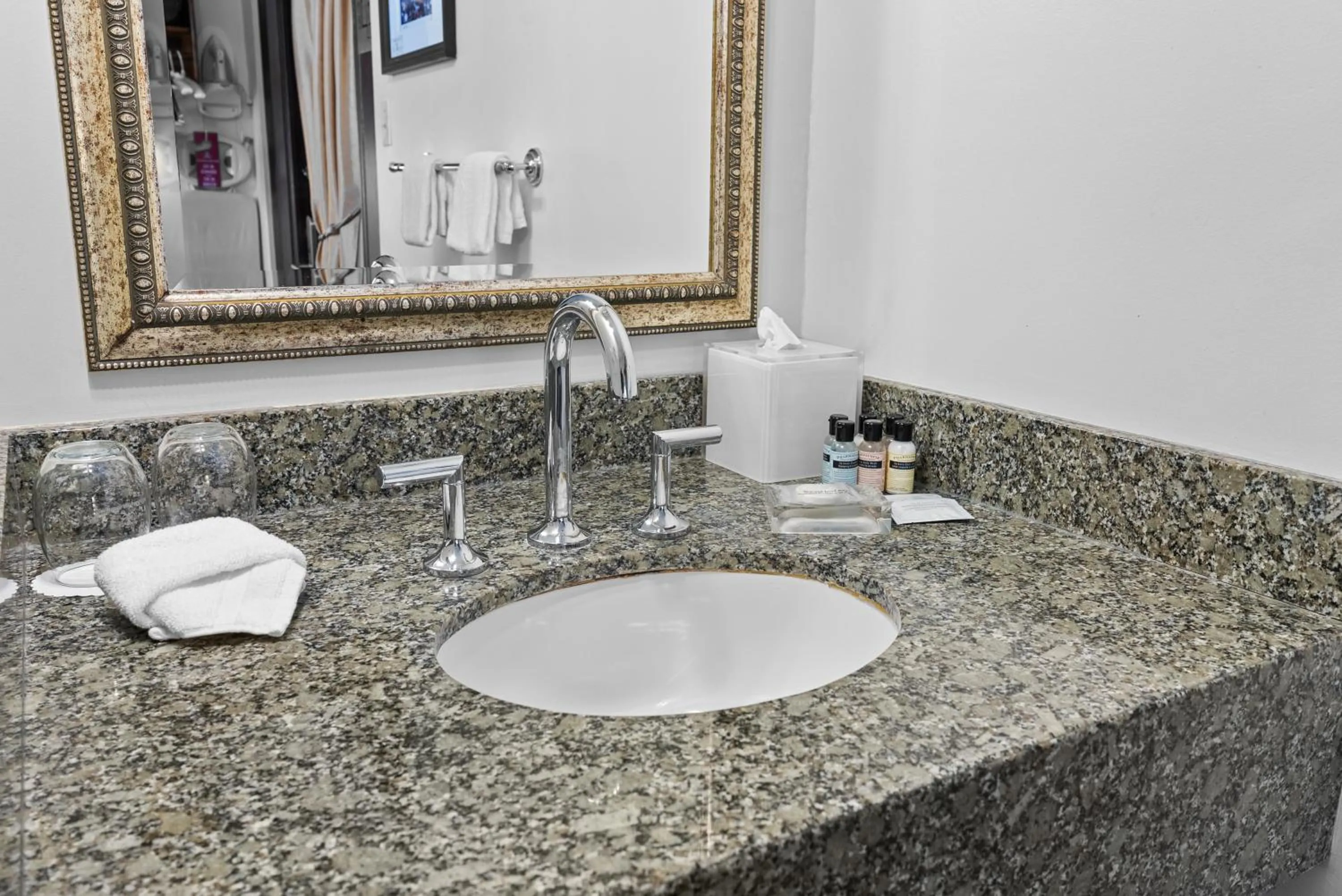 Bathroom in Hotel Manoir D'Auteuil - Par Aneyro