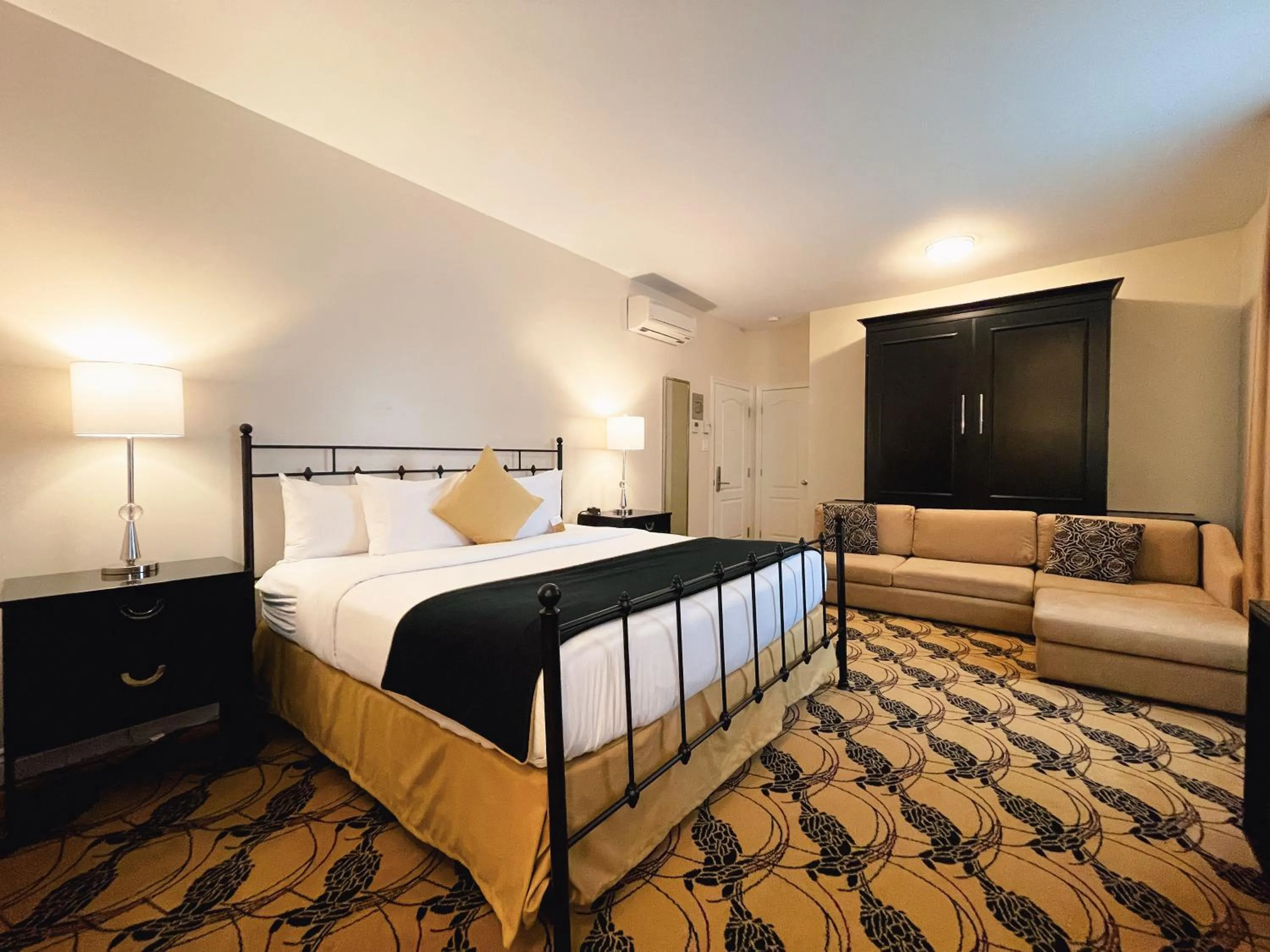 Bed in Hotel Manoir D'Auteuil - Par Aneyro