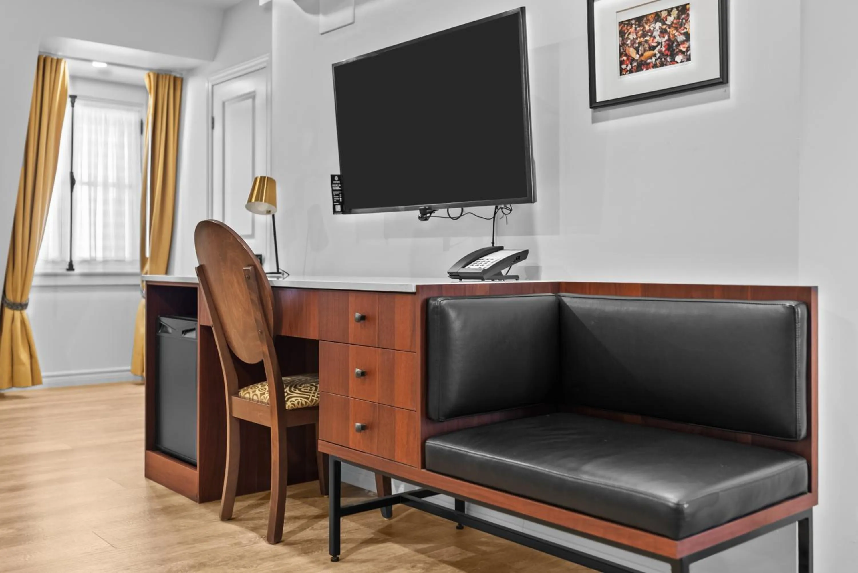 TV and multimedia in Hotel Manoir D'Auteuil - Par Aneyro