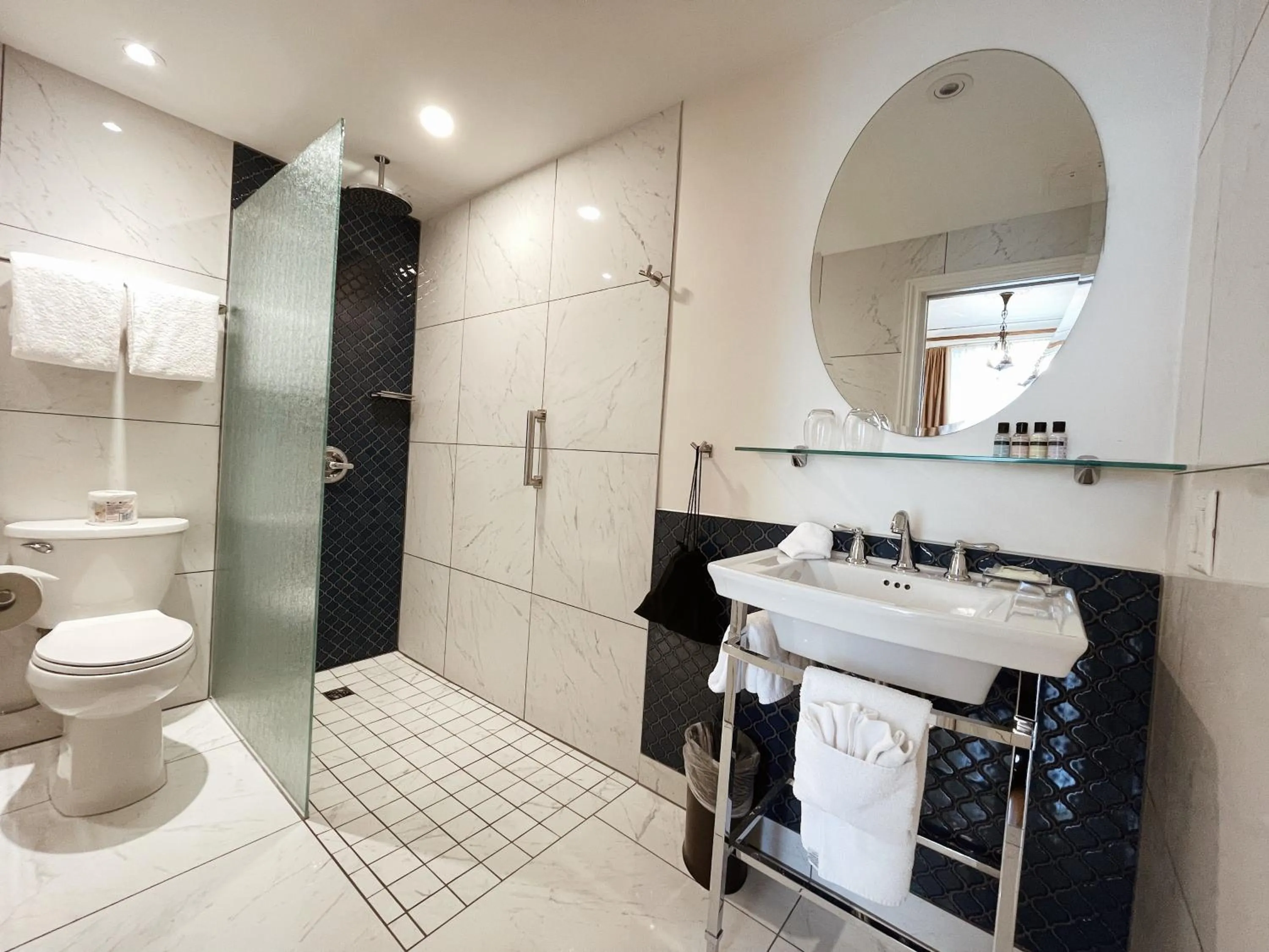 Bed in Hotel Manoir D'Auteuil - Par Aneyro