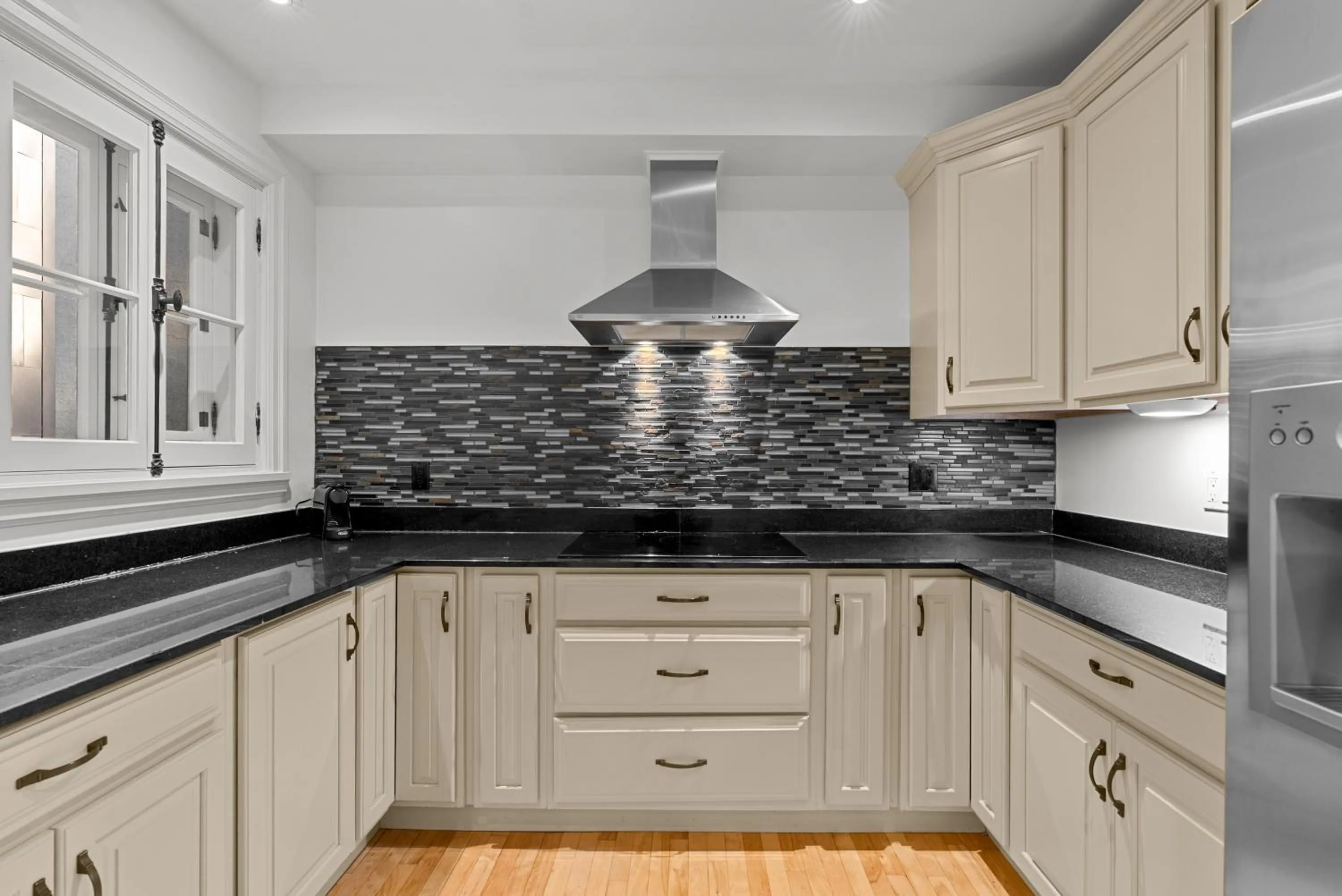 Kitchen or kitchenette in Hotel Manoir D'Auteuil - Par Aneyro