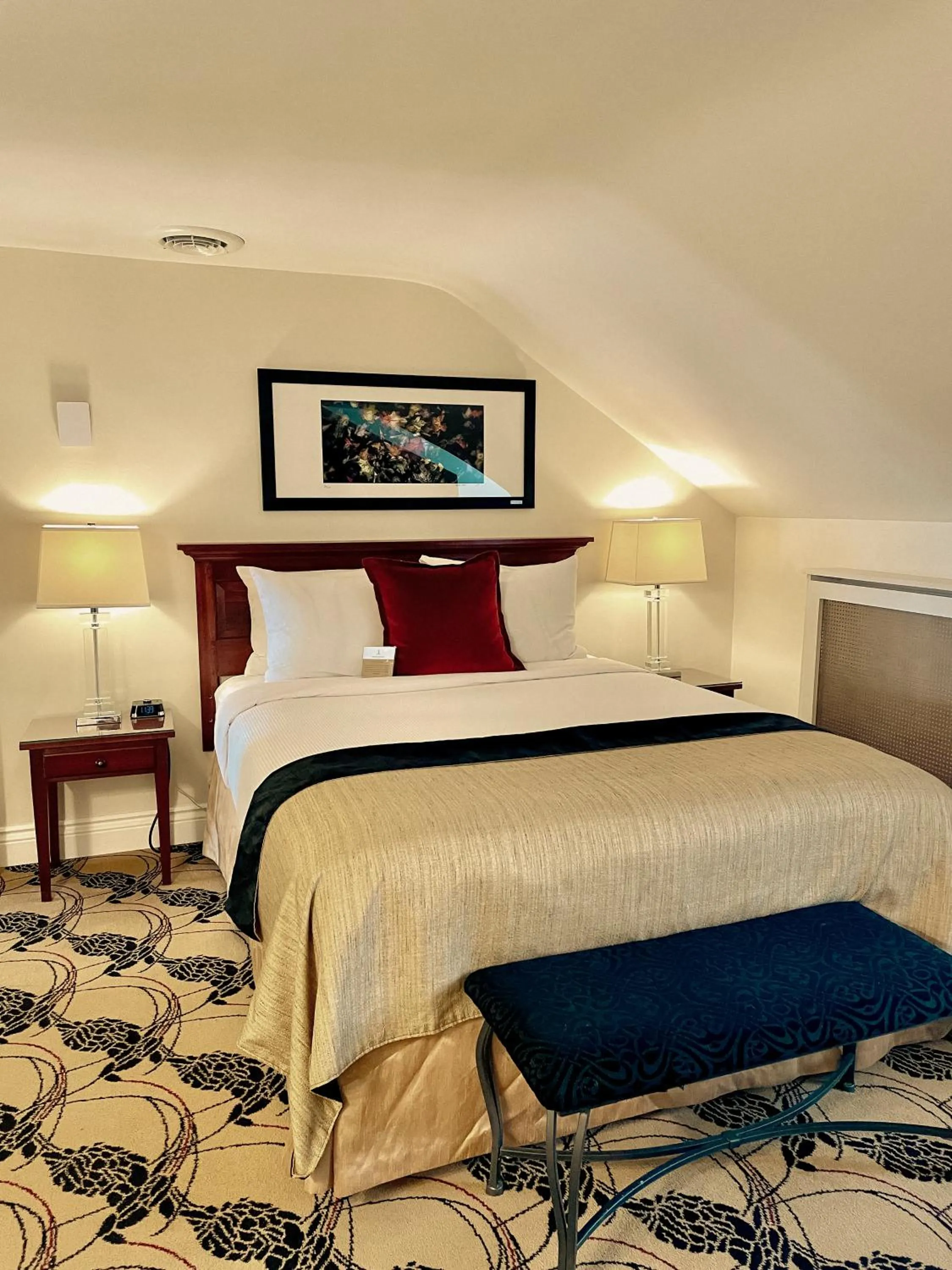 Bed in Hotel Manoir D'Auteuil - Par Aneyro