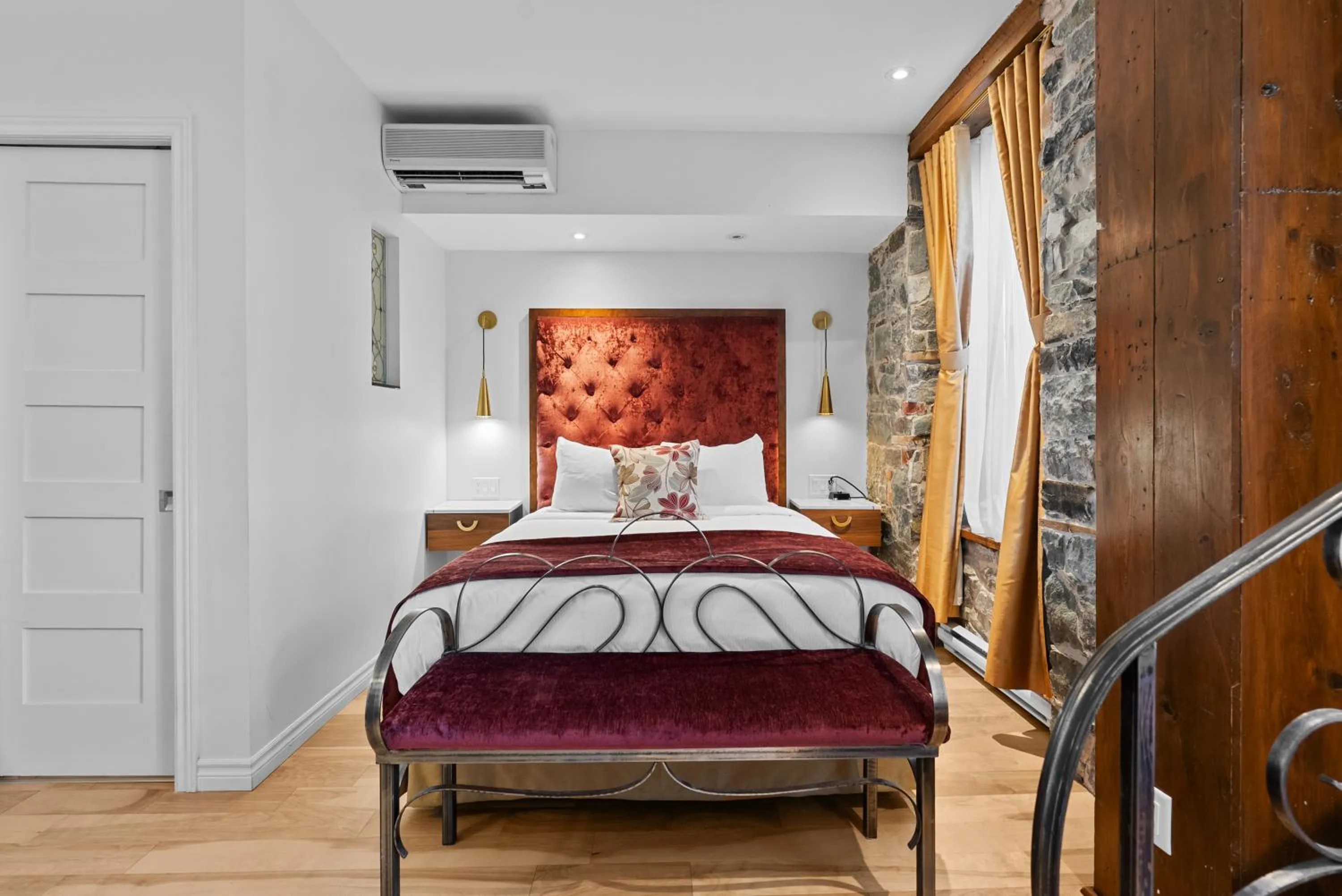 Bed in Hotel Manoir D'Auteuil - Par Aneyro