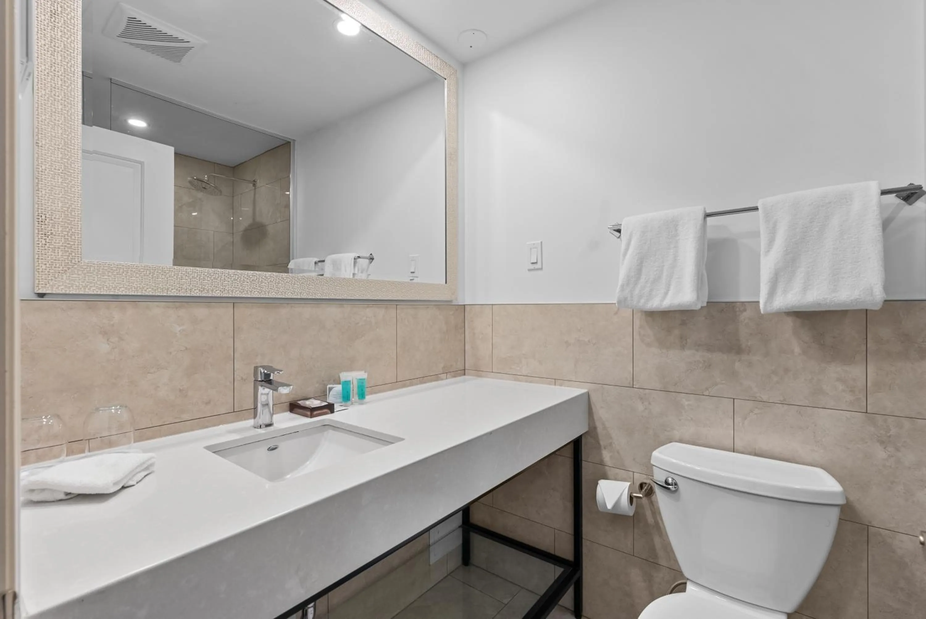 Bathroom in Hotel Manoir D'Auteuil - Par Aneyro