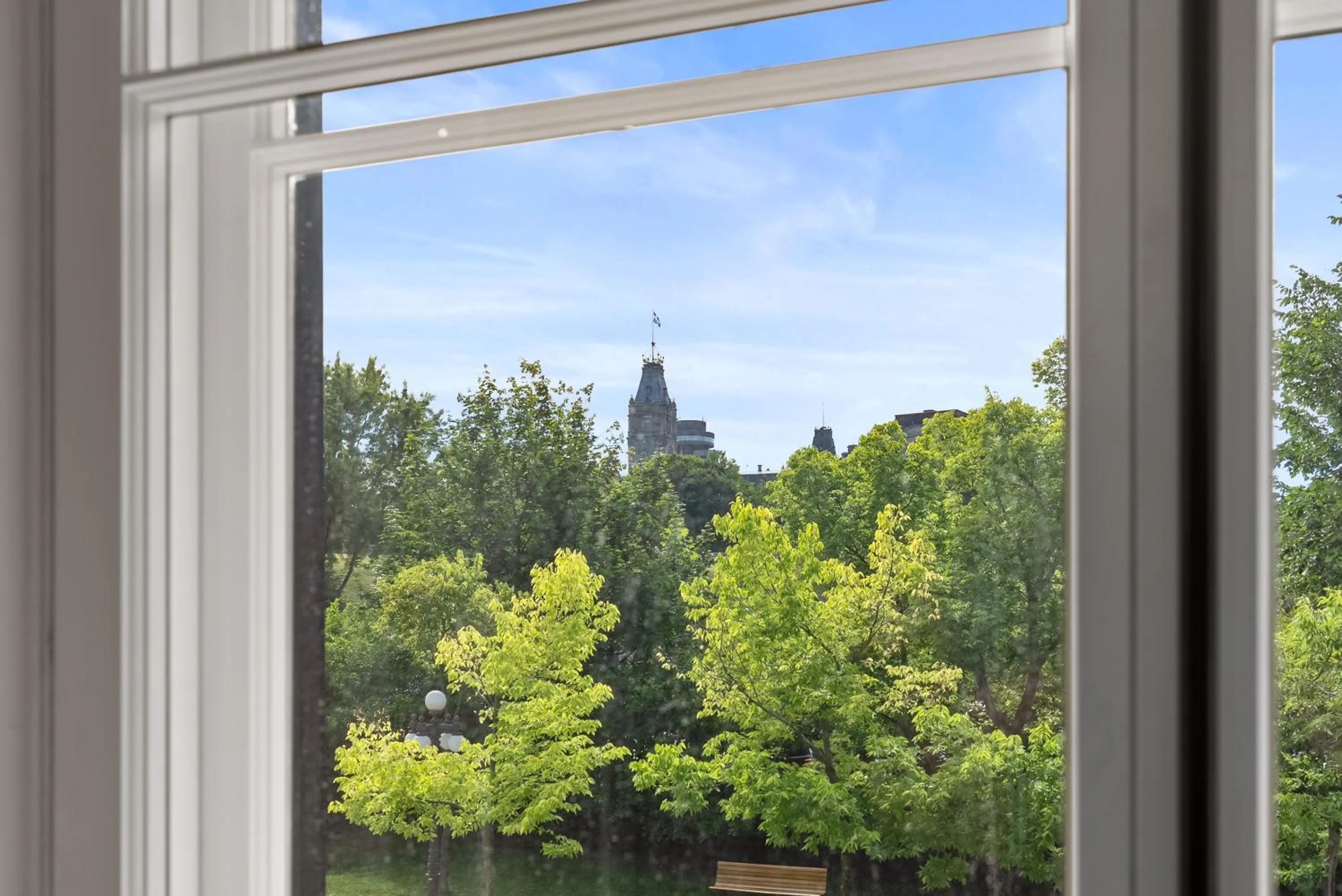 Garden view in Hotel Manoir D'Auteuil - Par Aneyro