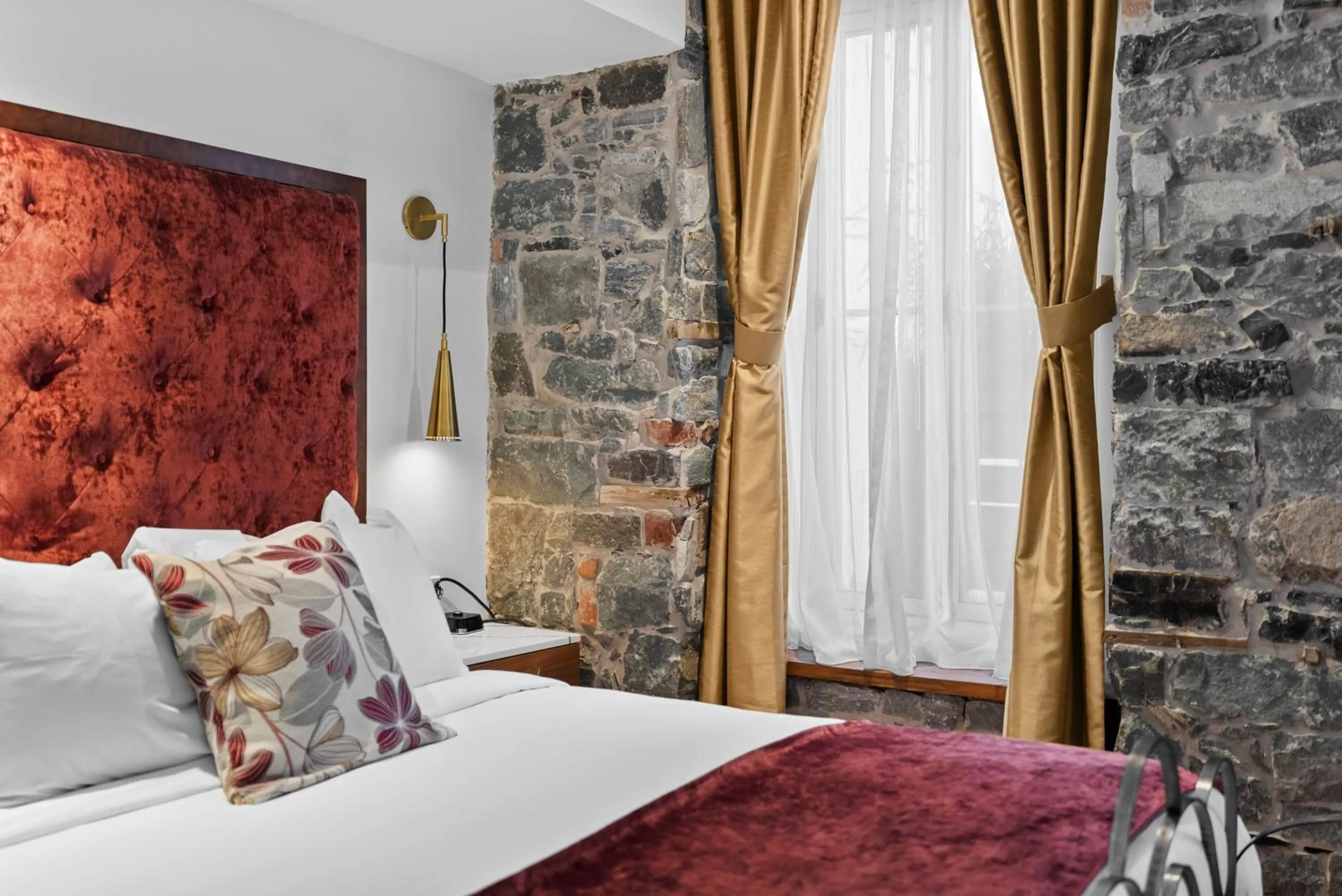 Bed in Hotel Manoir D'Auteuil - Par Aneyro