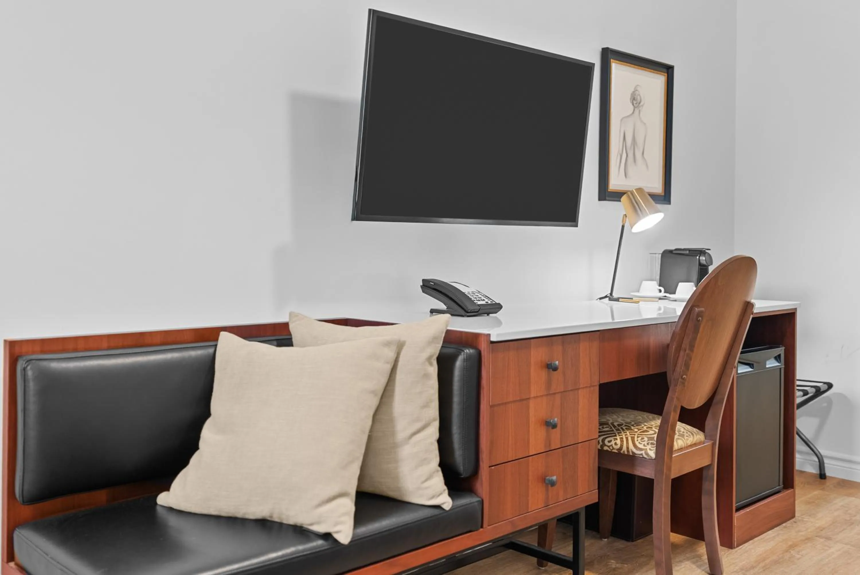 TV and multimedia in Hotel Manoir D'Auteuil - Par Aneyro